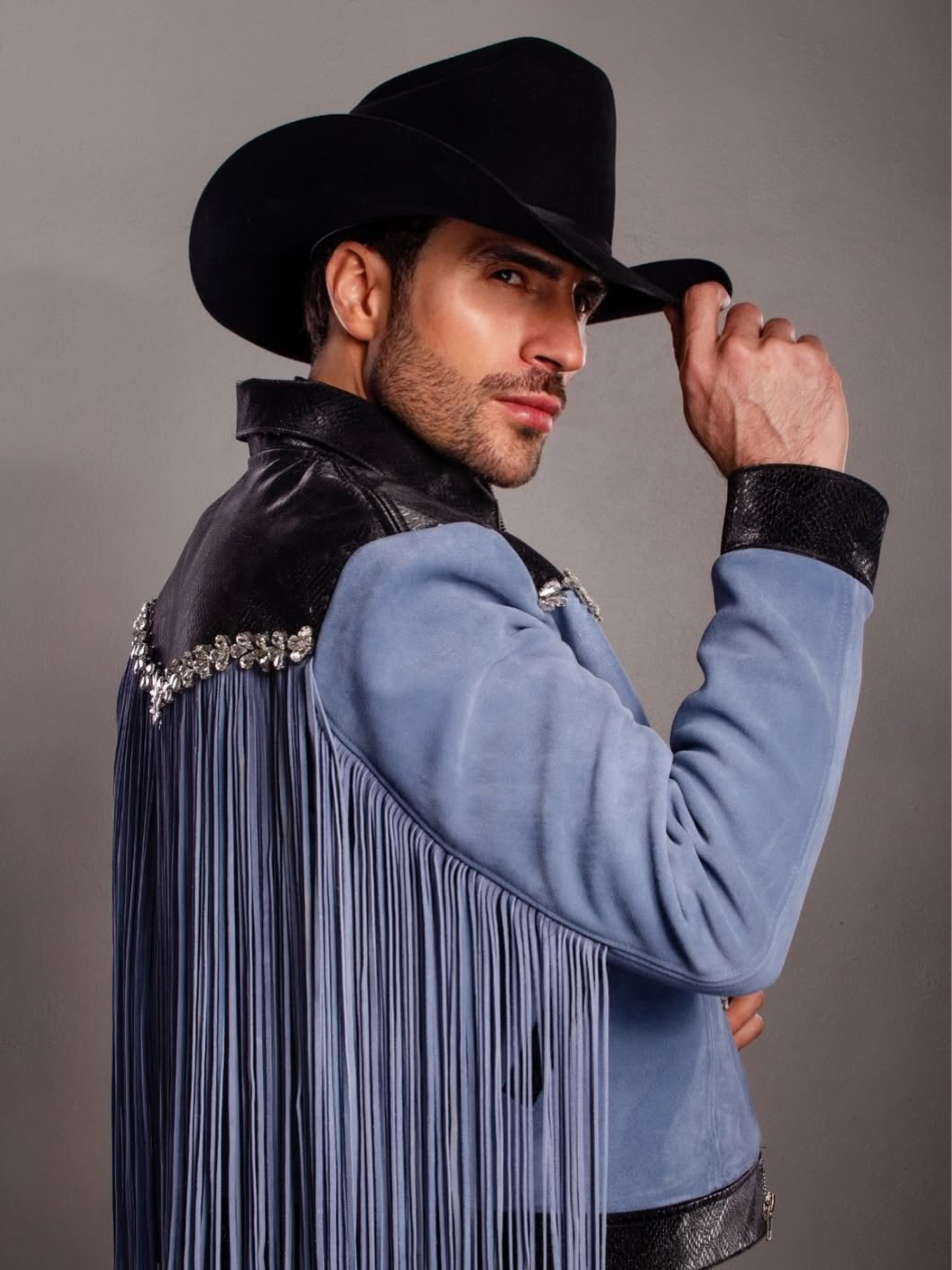 Abraham Plascencia en un total look Miguel Hernan