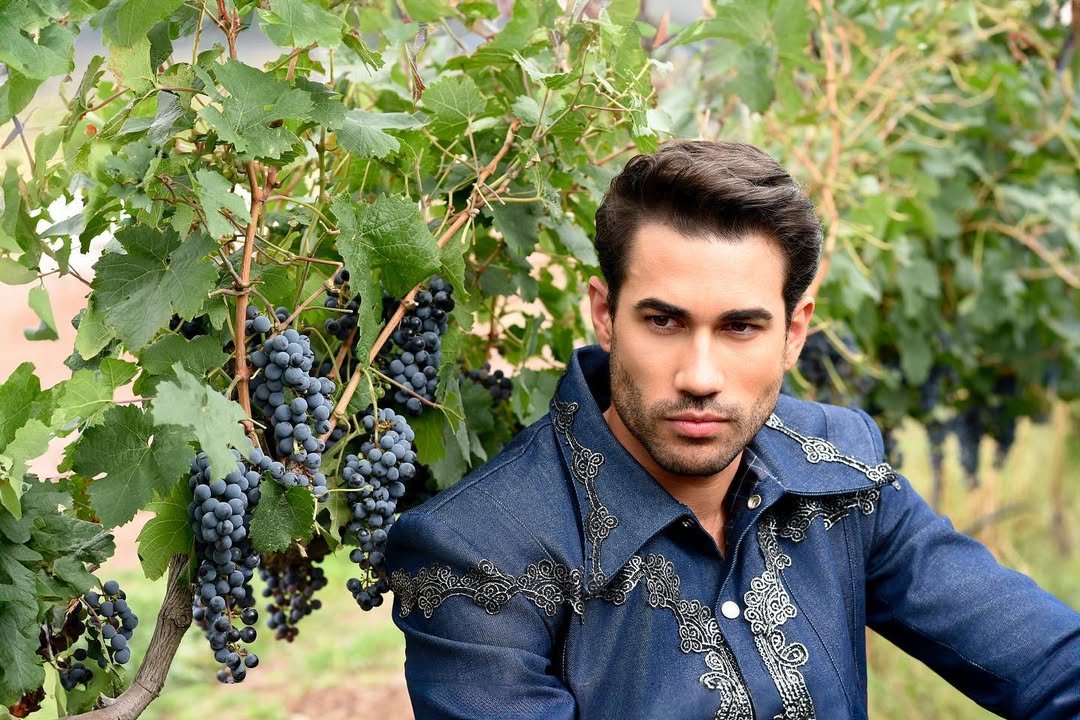 Darío Duque @dario.duque Fotografía 📷 @karlafarjeat #orgullocea @cea_televisa Maquillaje y pein (1).jpg
