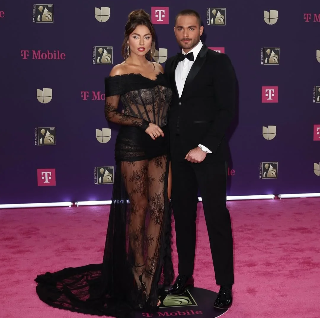 Claudia Martin vistiendo Miguel Hernan