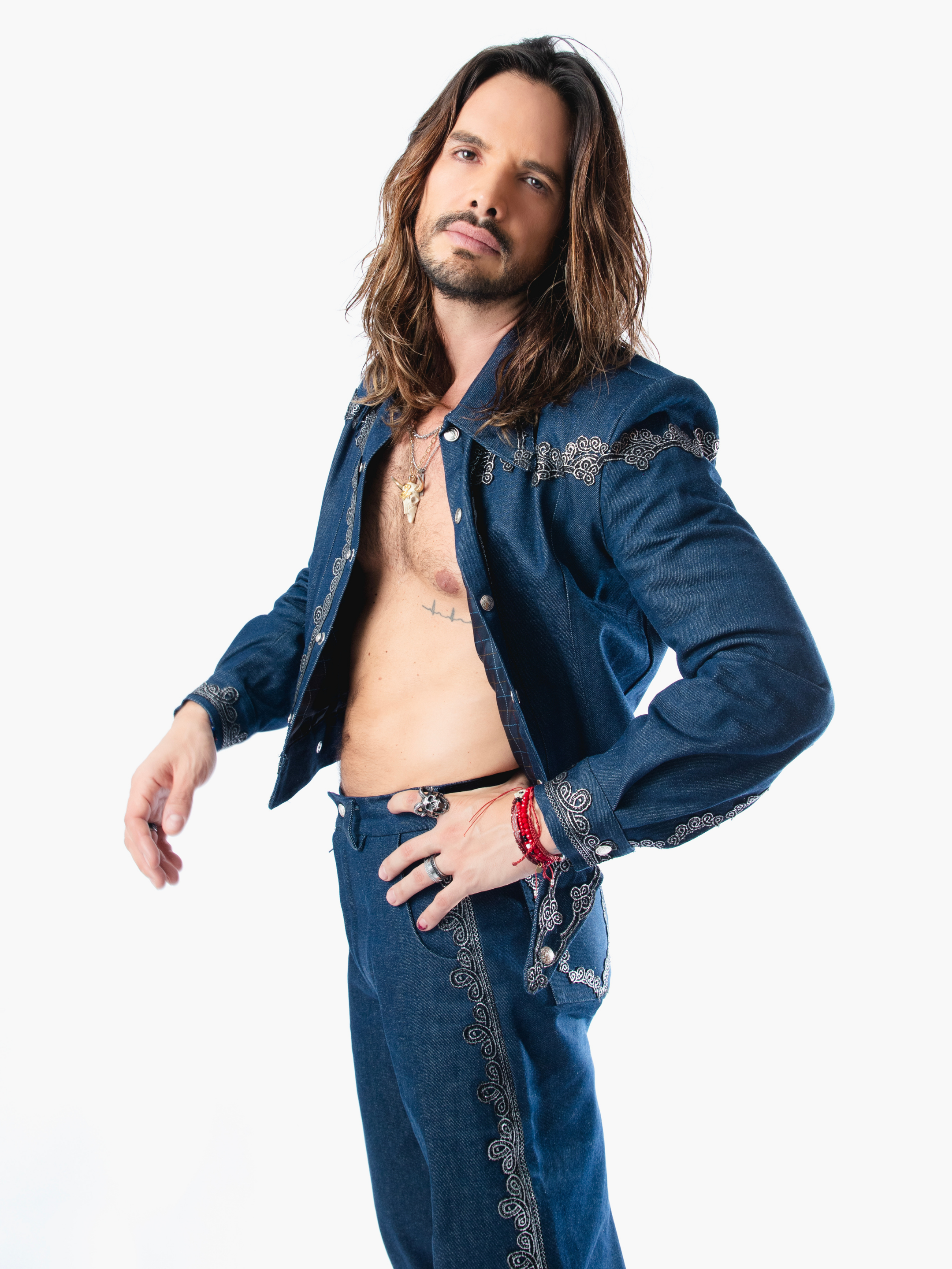 Andy Zuno con un total look Miguel Hernan para su sencillo No Debes Jugar