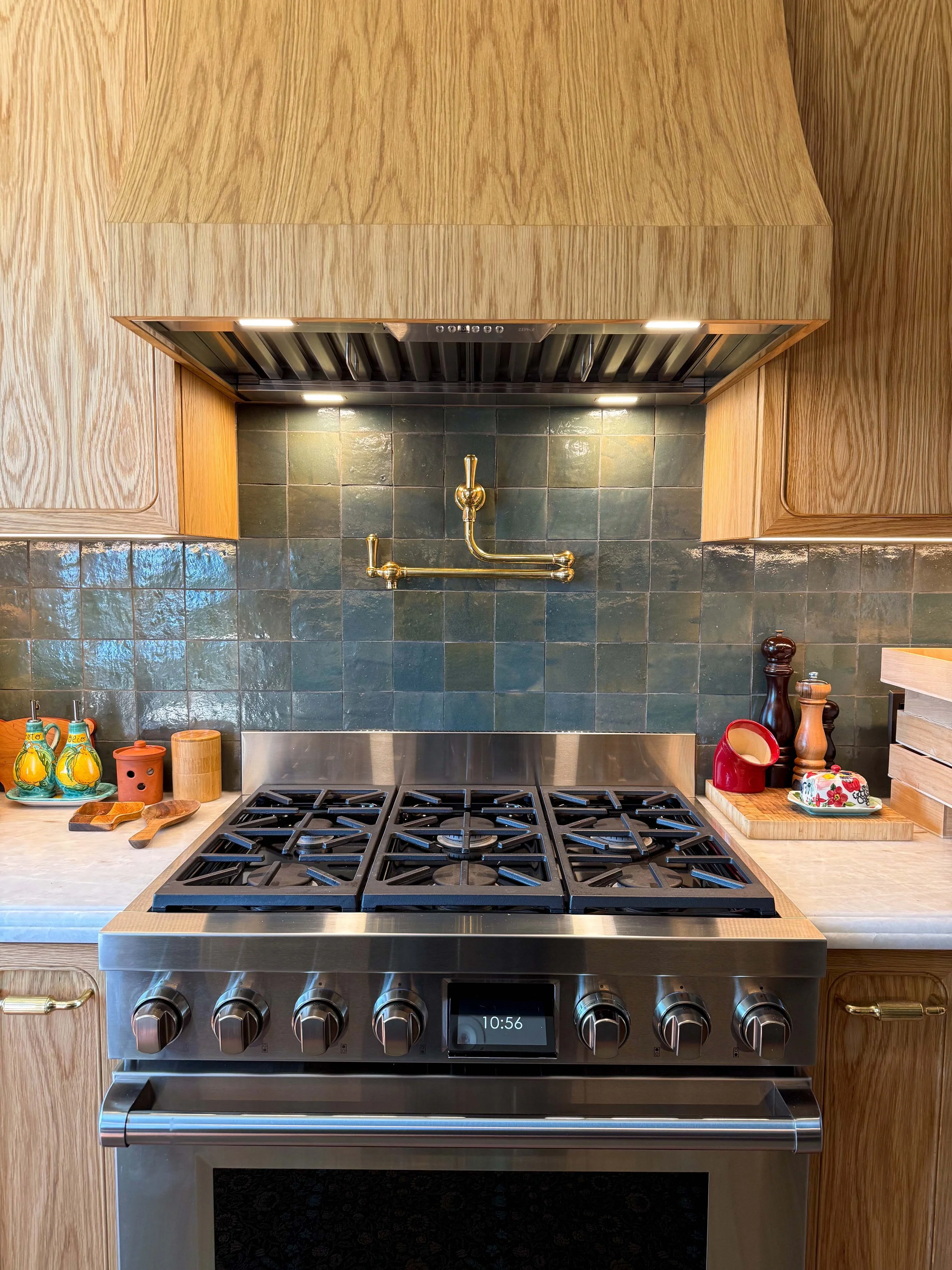 ColeValley_Kitchen_WhiteOakHoodVent.jpg