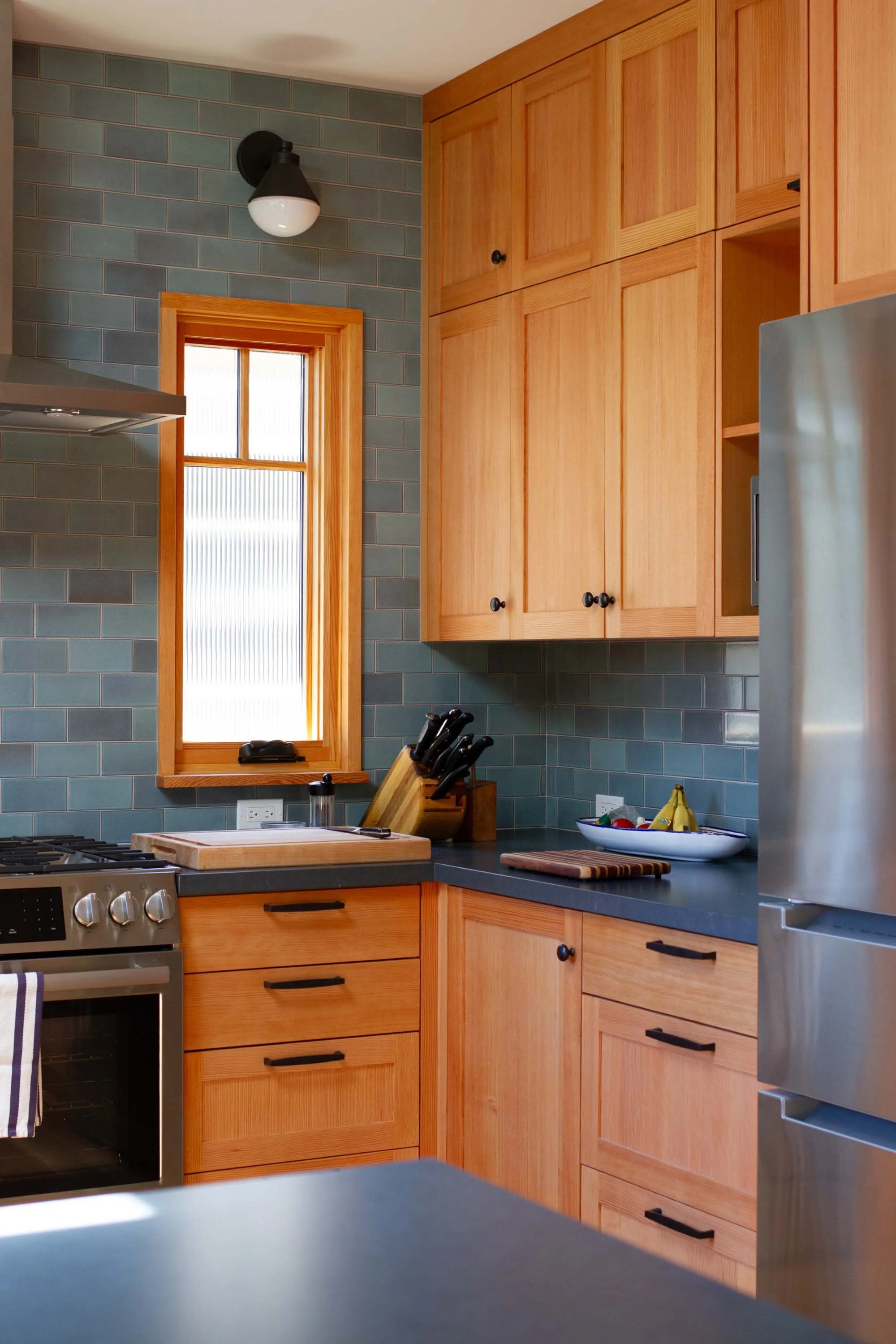 SouthBerkeley_Kitchen_CornerCabinetry_FlutedGlassWindow.jpg