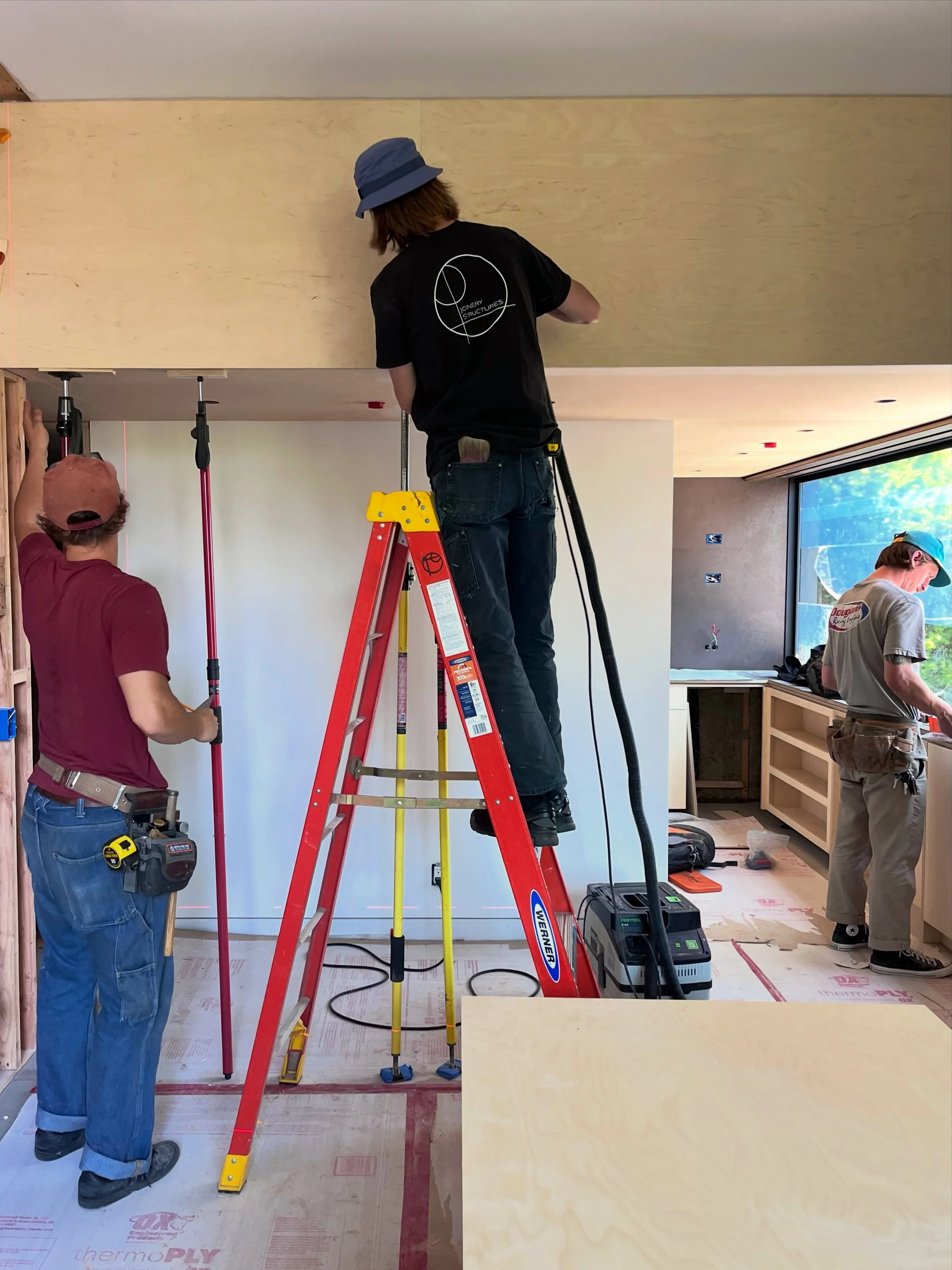 Installing baltic birch plywood throughout this ADU, including on the walls and ceiling, all with no visible fasteners.

Architect: @hellandarchitecture 
General Contractor: @kadonconstruction
