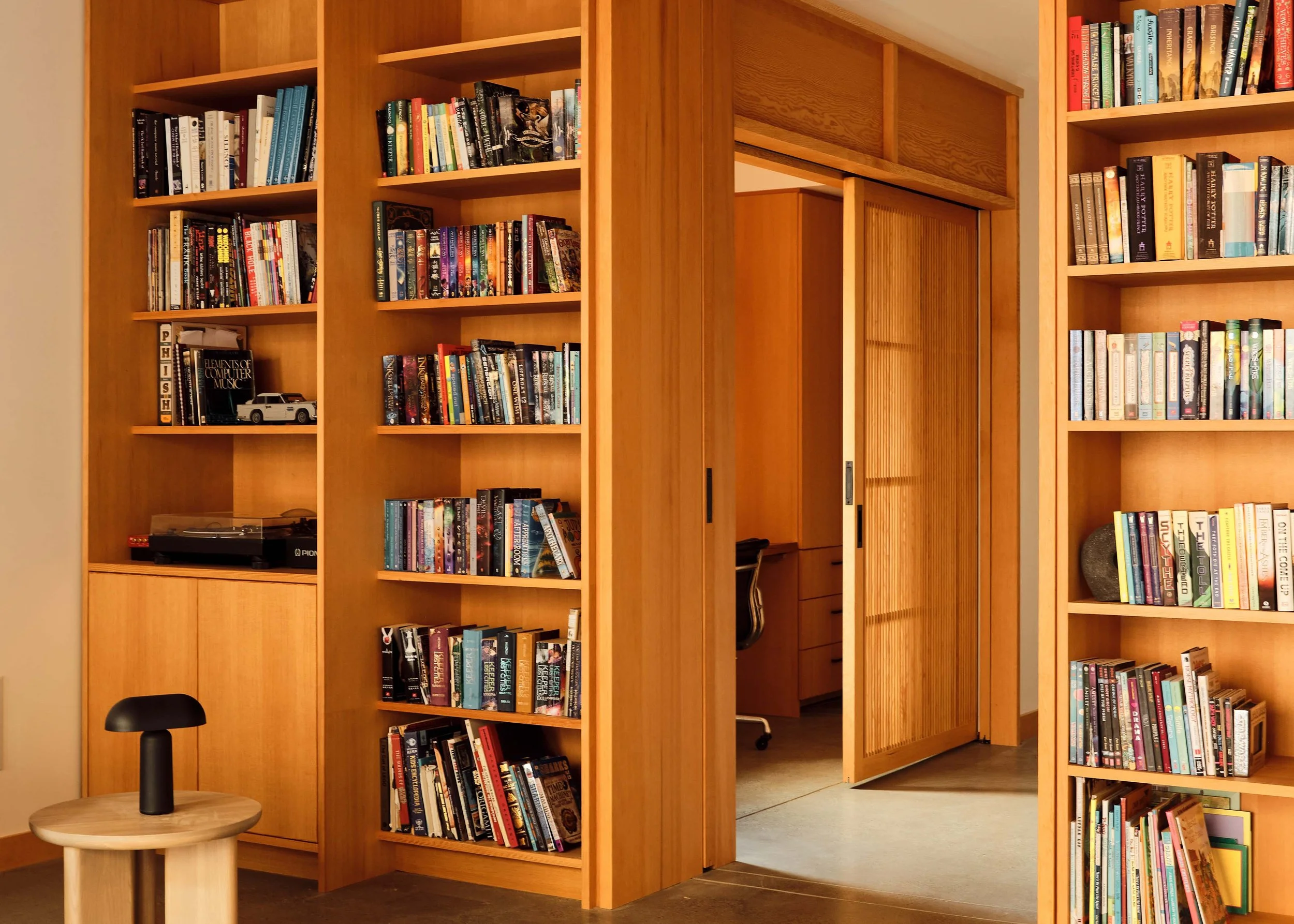 NoeValley_Bookshelf_closeup.jpg