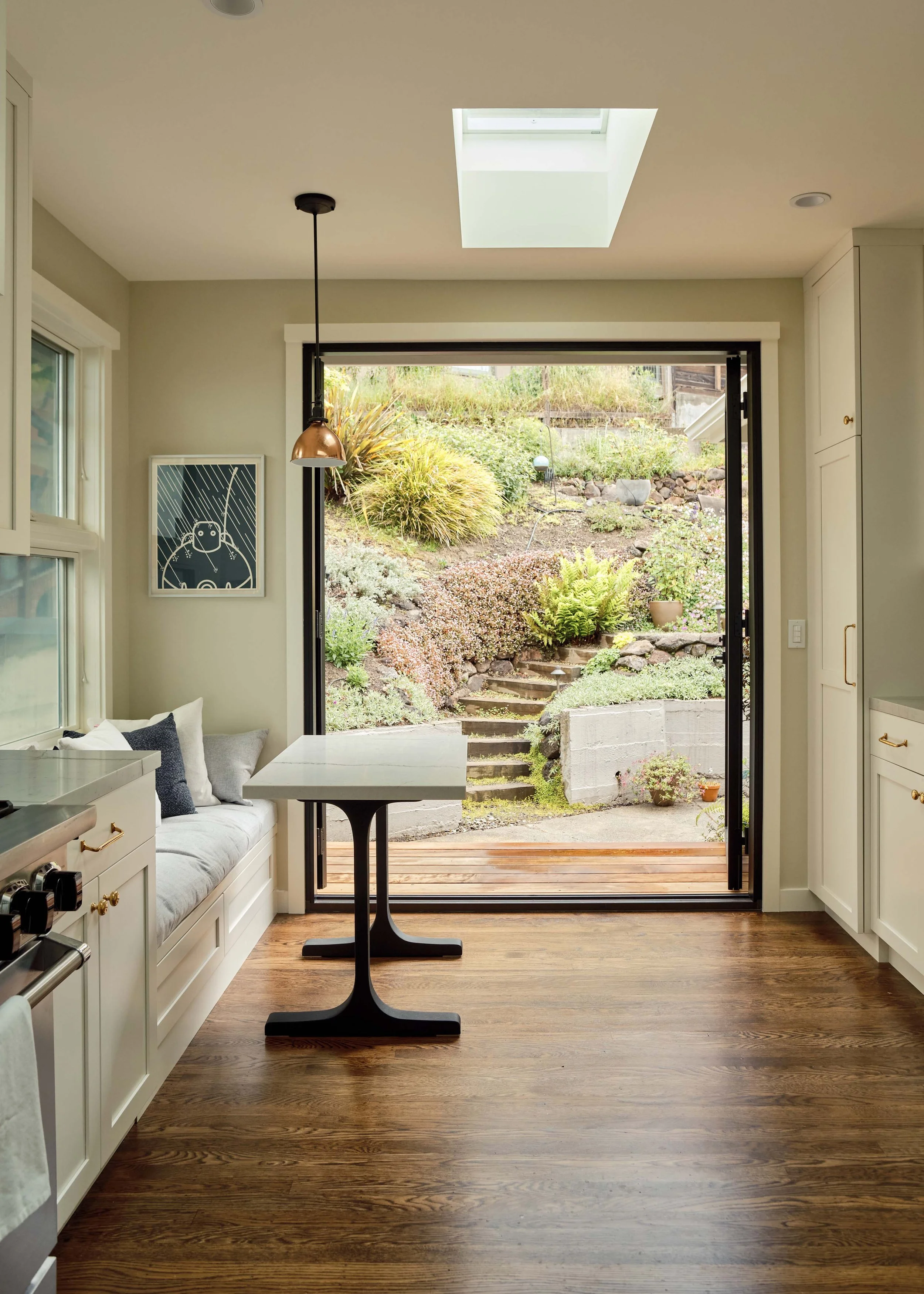 UpperRockridge_Kitchen_ViewToBackyard.jpg