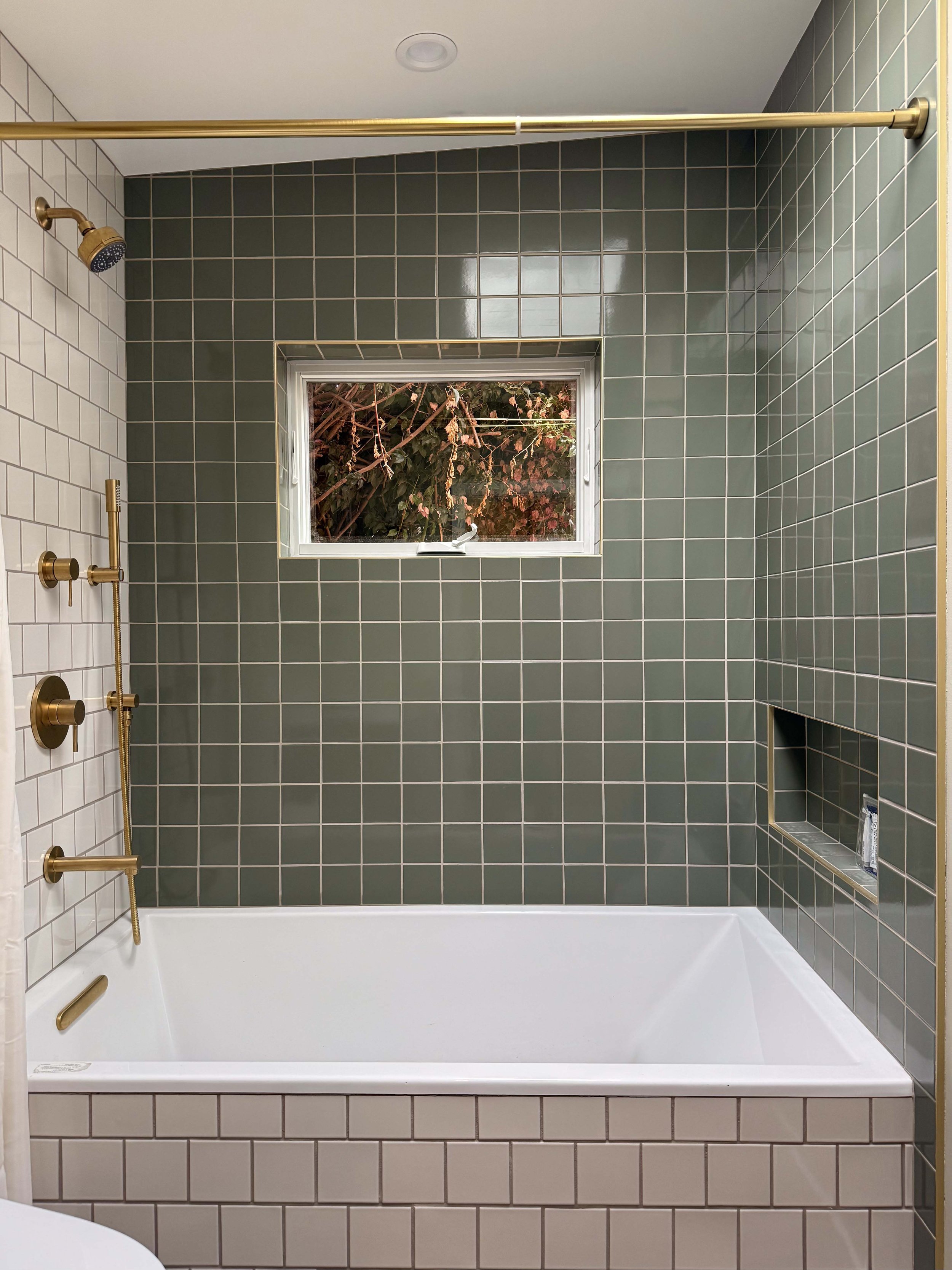 RockridgeADU_BAthroom_ShowerAndBath.jpg