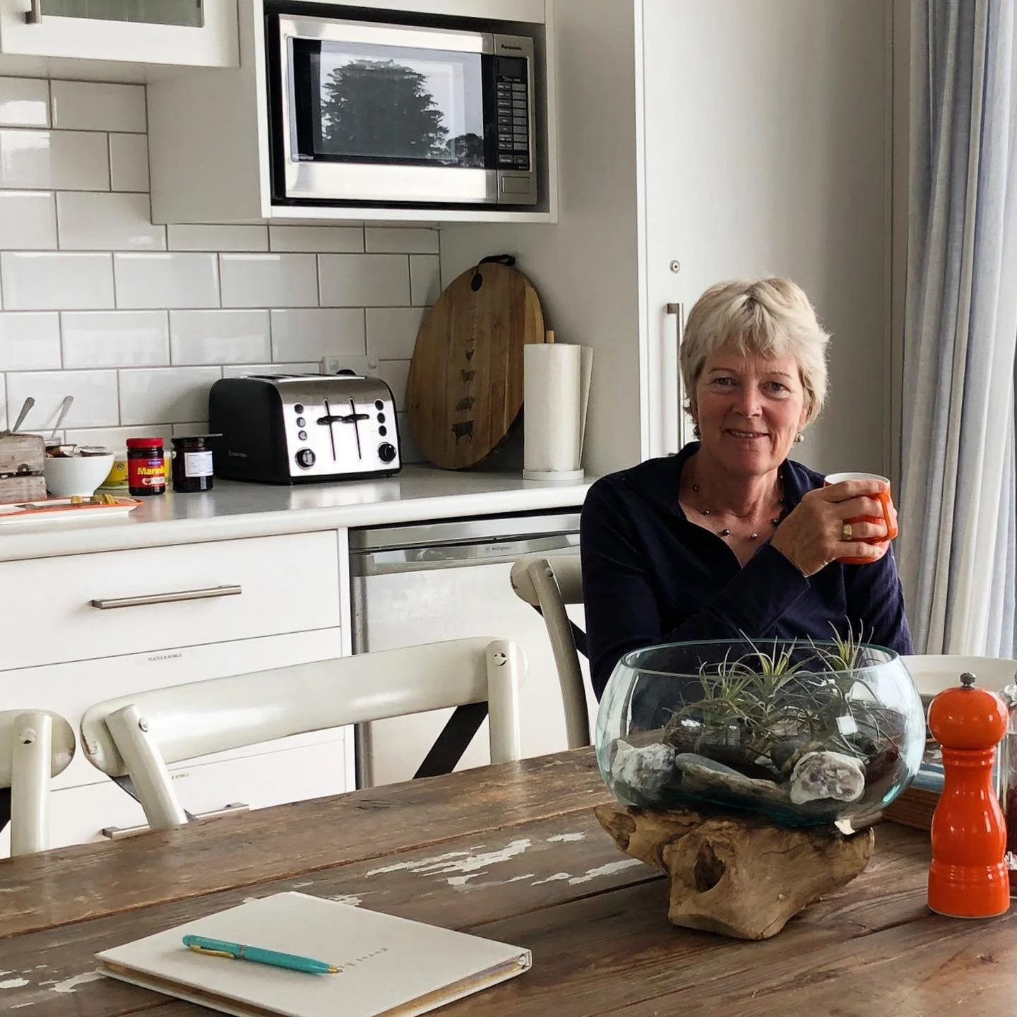 Morning brekkie &amp; chats with the lovely Ulla!

She biked all the way to Man O War @manowarwine yesterday (50km in total), sounds well worth it if you come back with a couple of bottles of wine in tow.. 

#happyguests #homeawayfromhome #waihekeisl