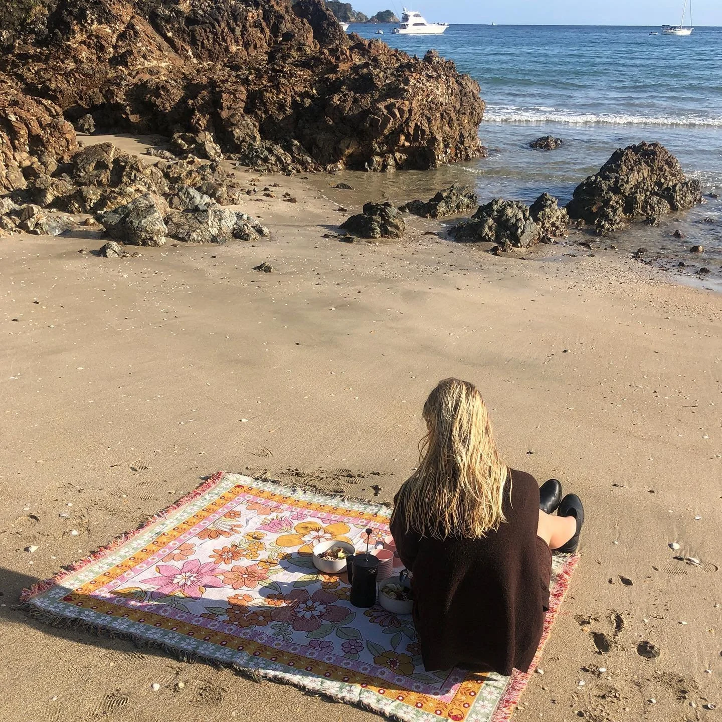 Having the gorgeous little oneroa beach just a 5 minute walk away never felt so good! 

Time to grab a loved one, book a holiday and have a picnic 🧺

#holidaytime #littleoneroabeach #waihekeisland #findyourescape