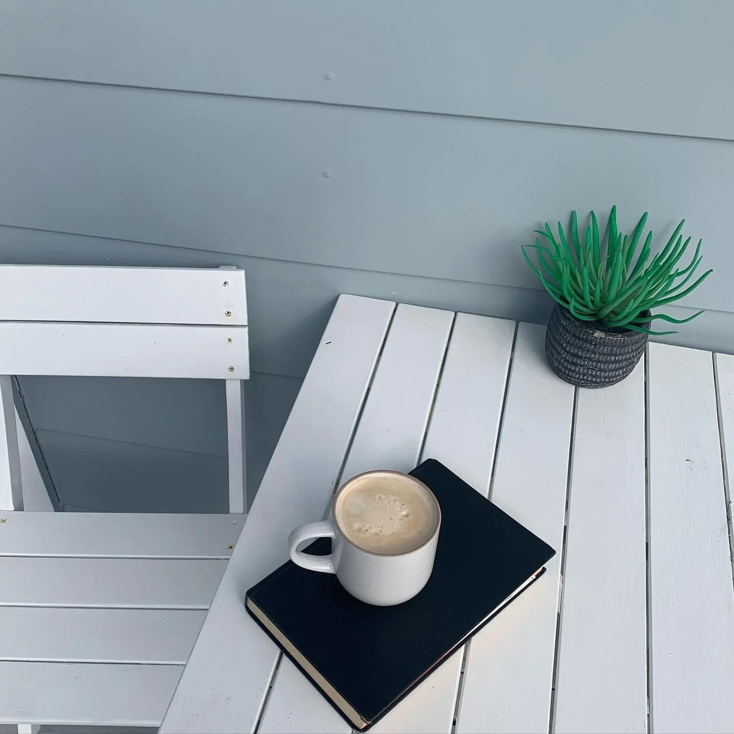 Getting back to what we love with people sharing moments with people they love 💗 

Morning rituals at Kiwi House! 

#holidaymode #waihekeisland #islandlife #morningritual #island