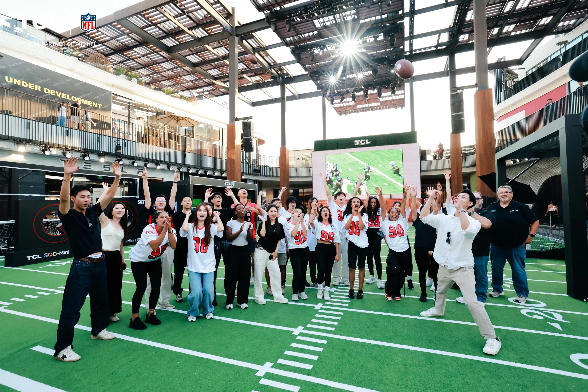 TCL-NFL32.jpg