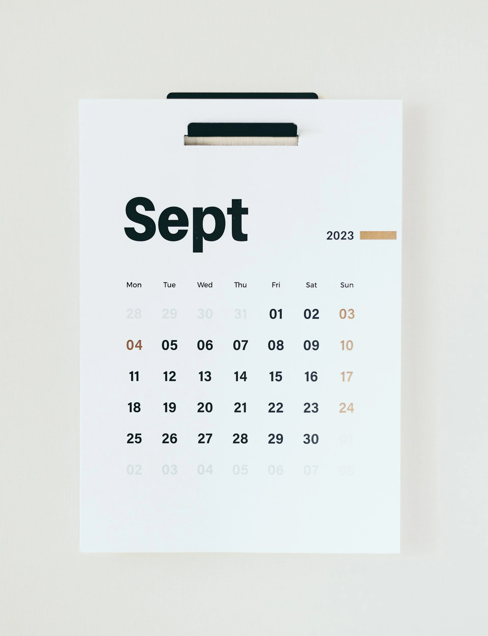 Calendario a parete per il mese di settembre 2023, mostra le settimane e i numeri dei giorni.