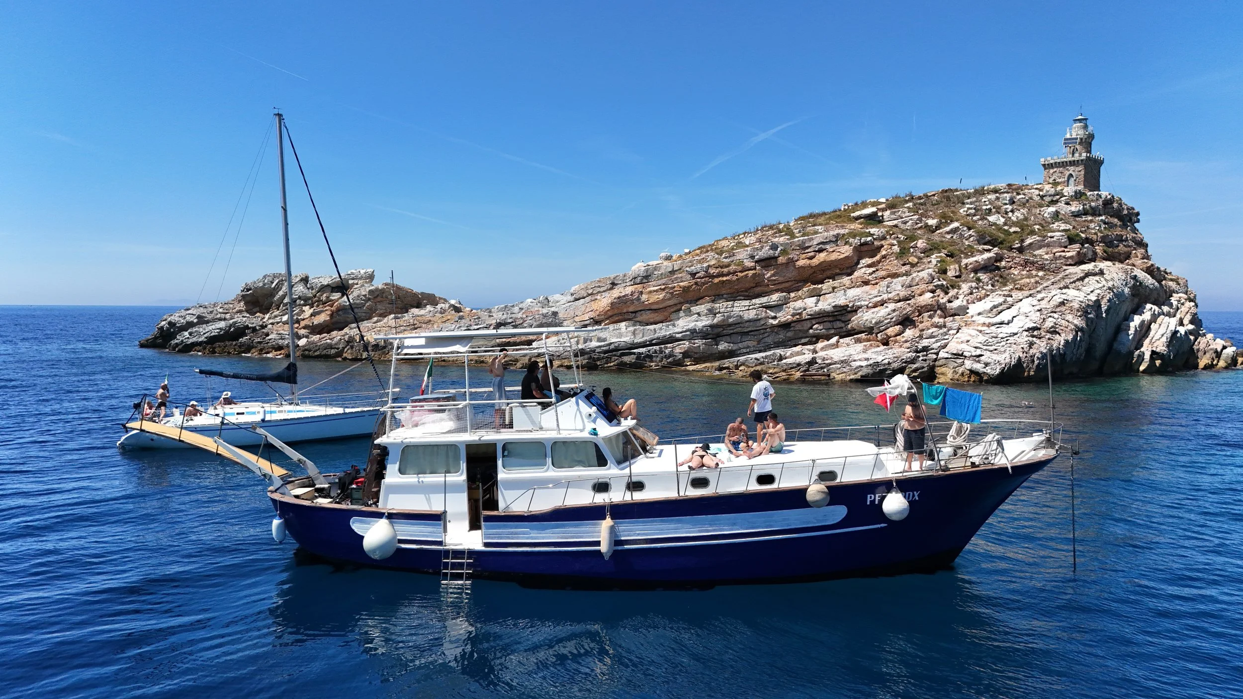 Barca per immersioni all'isola D'elba, scoglietto di portoferraio, scoglietto, area marina protetta, zona tutela biologica, diving in elba, elba diving, diving, immersioni elba, immersioni, subacquei