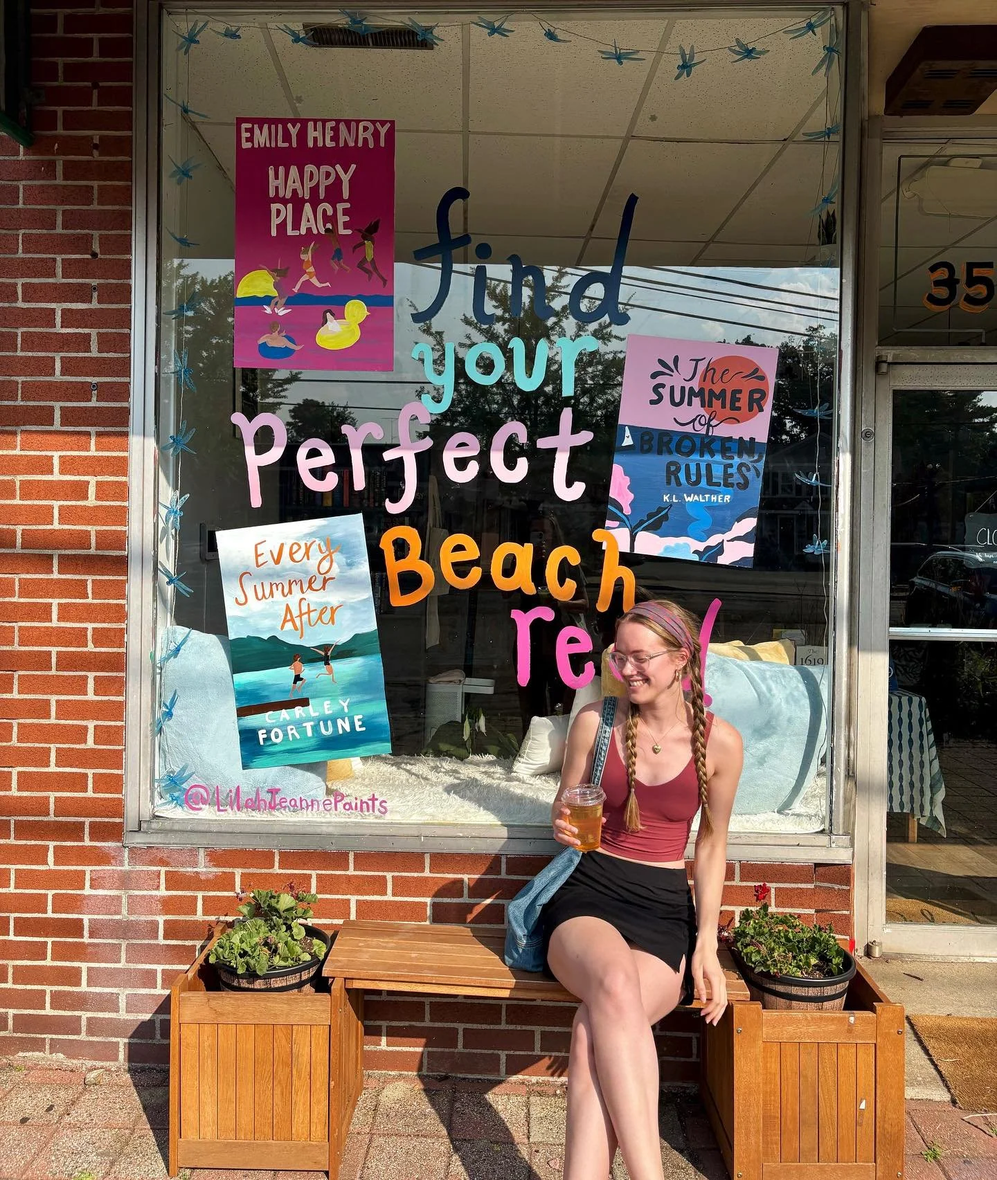It was such a joy painting @obodoserendipitybooks windows this summer 🌞

This was first time doing a project like this and definitely not my last! 

p.s. support your local indie bookstore !!