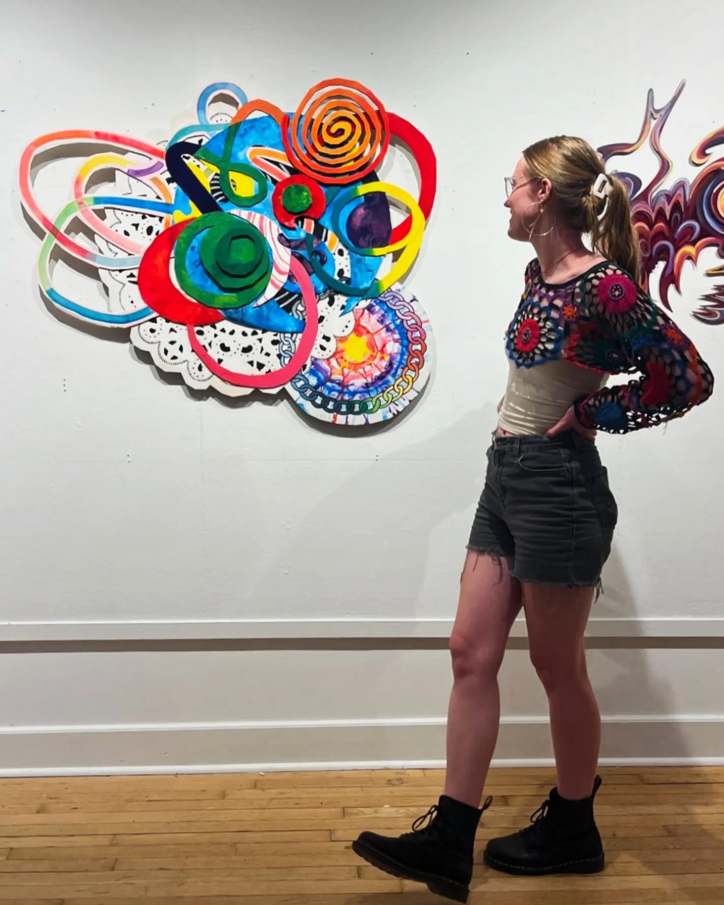 me in my funky circle shirt with my funky circle painting 🤝🏻