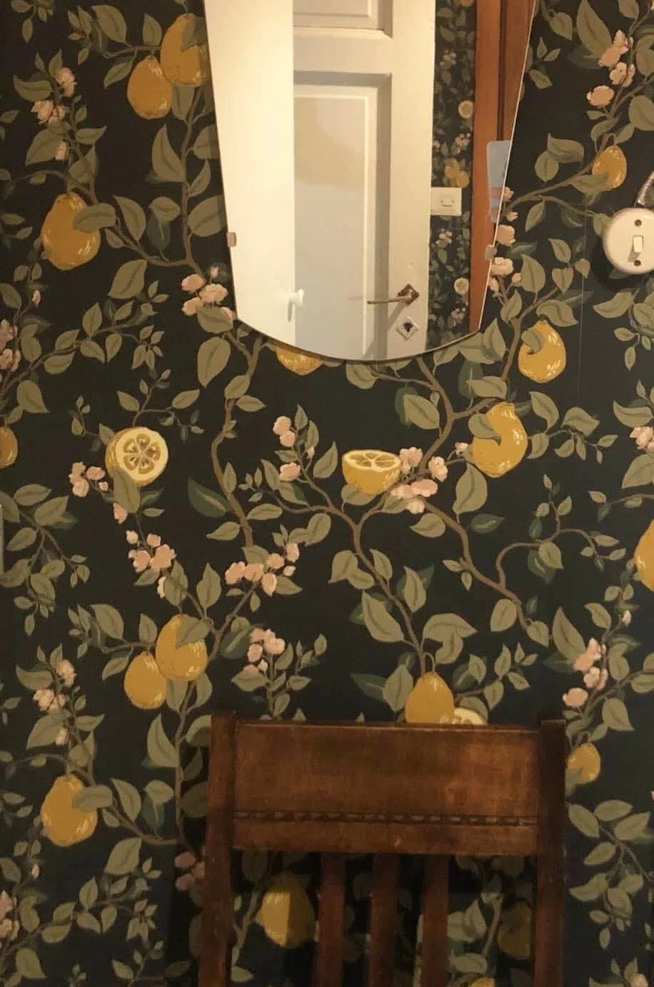 Kaunis vanhan talon sisustus. Sitruuna kuvioinen tapetti. Ateljeen eteinen. Vanha peili ja tuoli. Old house decor. Kodin sisustus. Peiliovi.