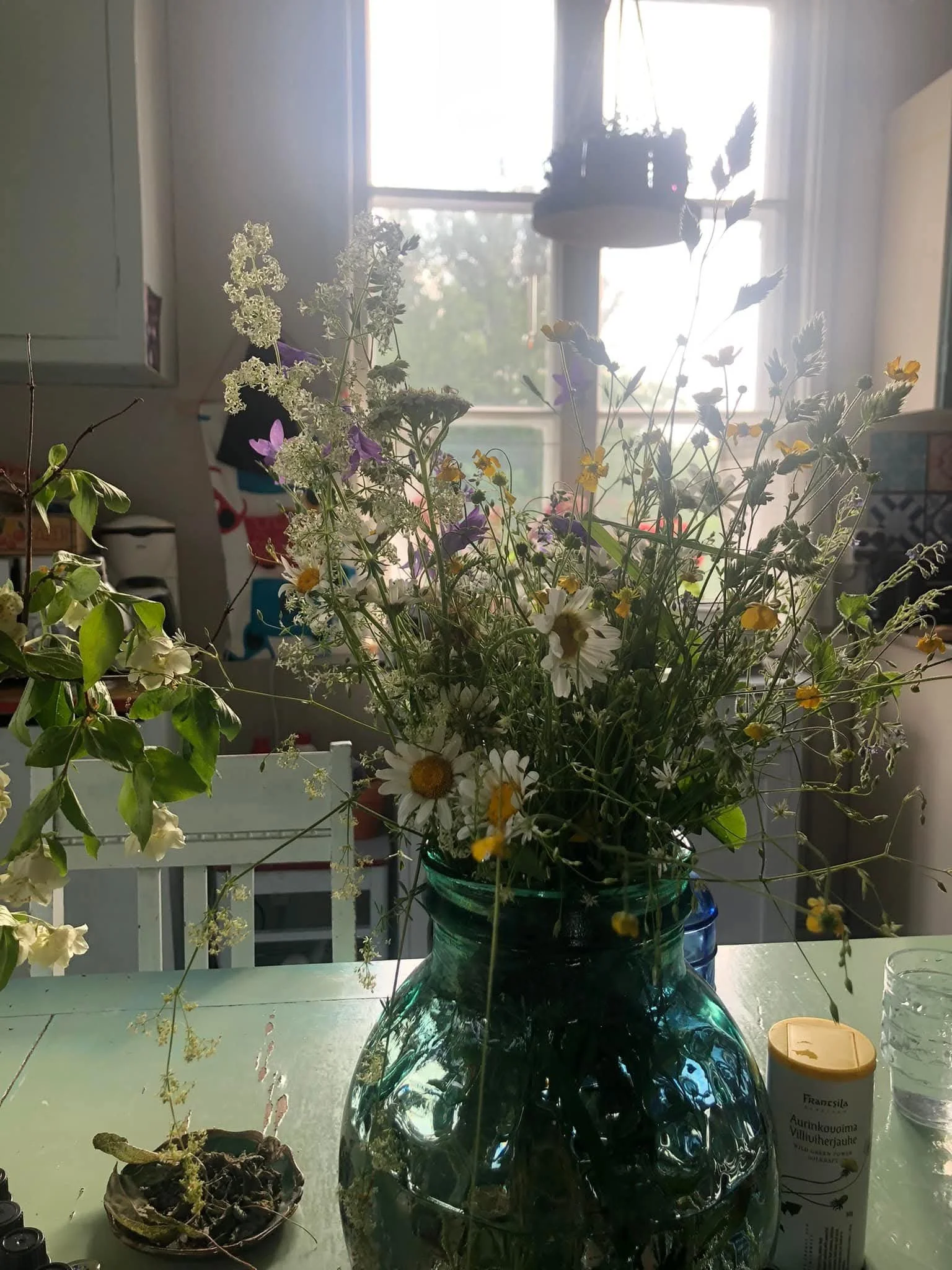 Vanhan talon kaunis huone. Kesäkukat maljakossa. Luonnonkimppu omasta puutarhasta. Vanha ikkuna. Old window. Flowers in the ateljee. Old house atmosphere. Nature flowers in the kitchen.