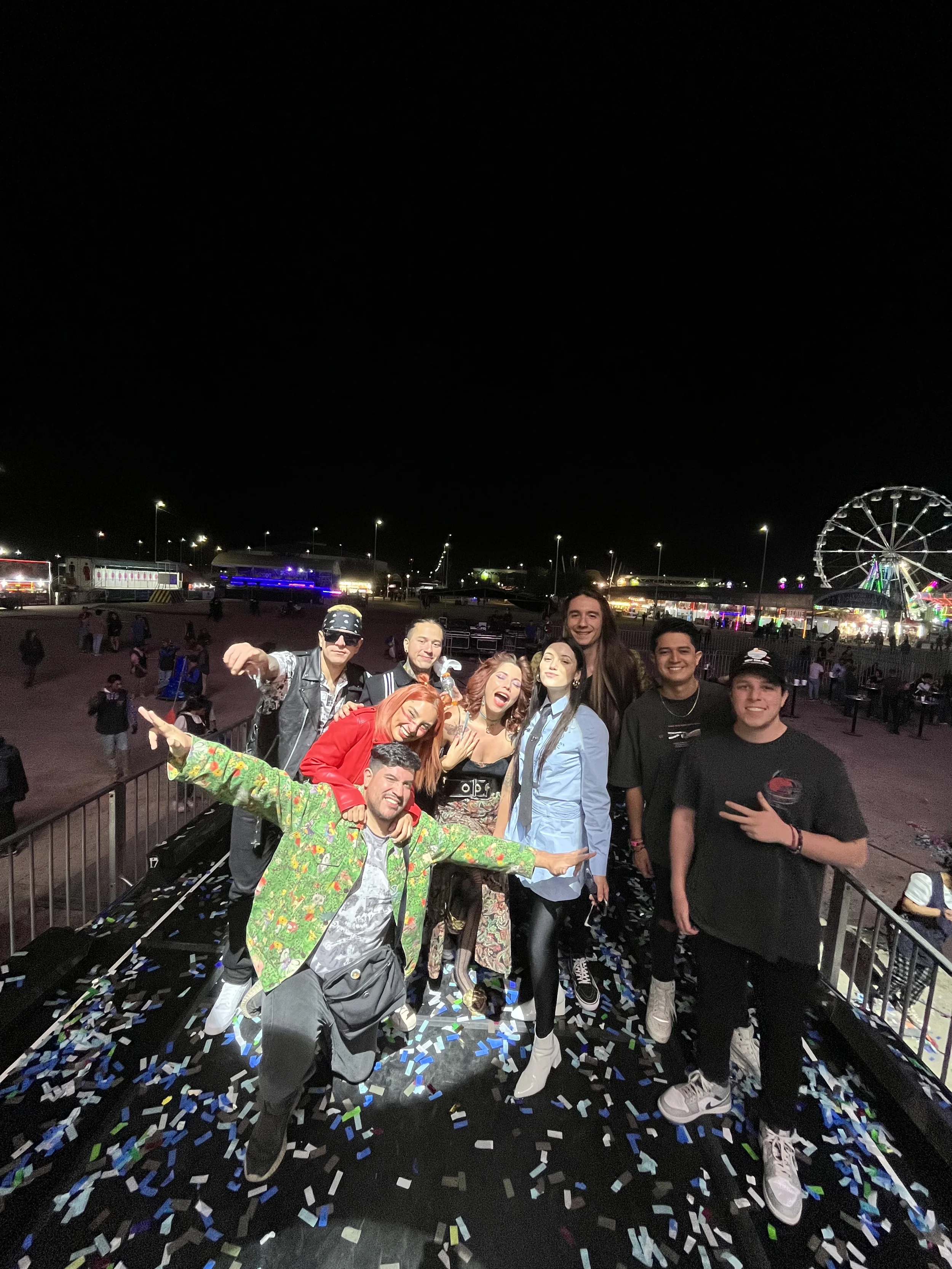 Como Director musical dirijo a esta gran banda, también en la foto están los "Criminal Sounds", siempre nos acompañaban en el tour "Bailalá".