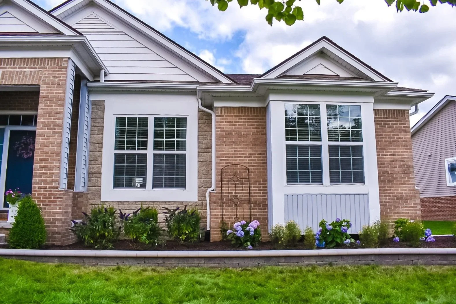 Residential landscape design with clean edging and fresh mulch