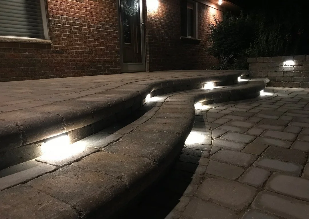Landscape Lighting &amp; Retaining Wall in Sumpter Township, MI: Features That Support Outdoor Comfort