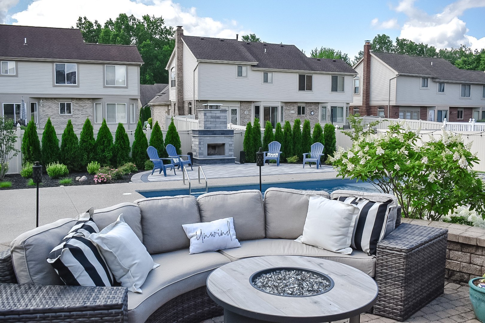 New Boston, MI: Crafting Cozy Evenings with Landscape Lighting and Fire Pits