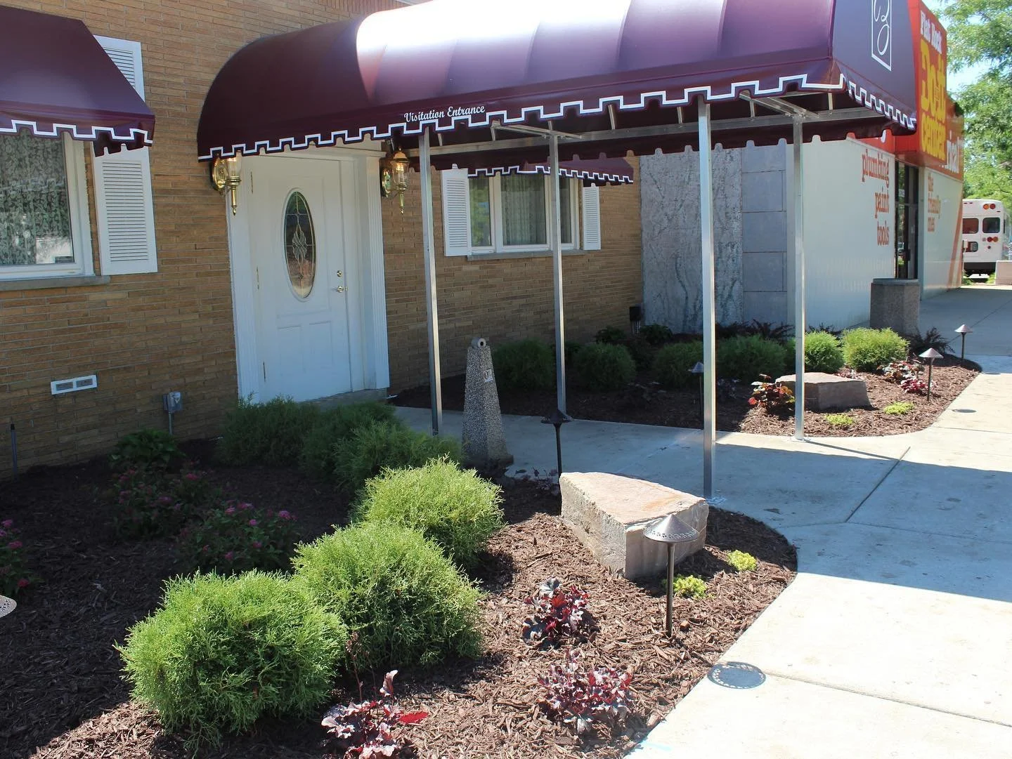 Commercial Maintenance: Letting the Pros Worry About Your Landscaping Means You Can Focus All Your Attention on Your Customers in Grosse Ile and New Boston, MI 