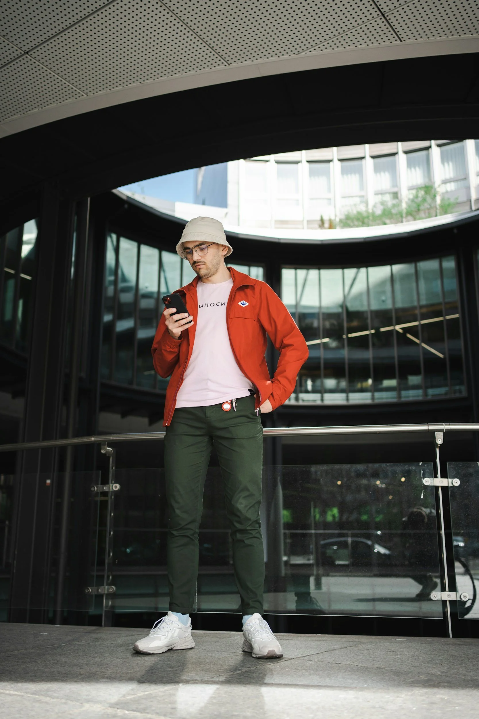 homem verificando rede social em aplicativo no celular