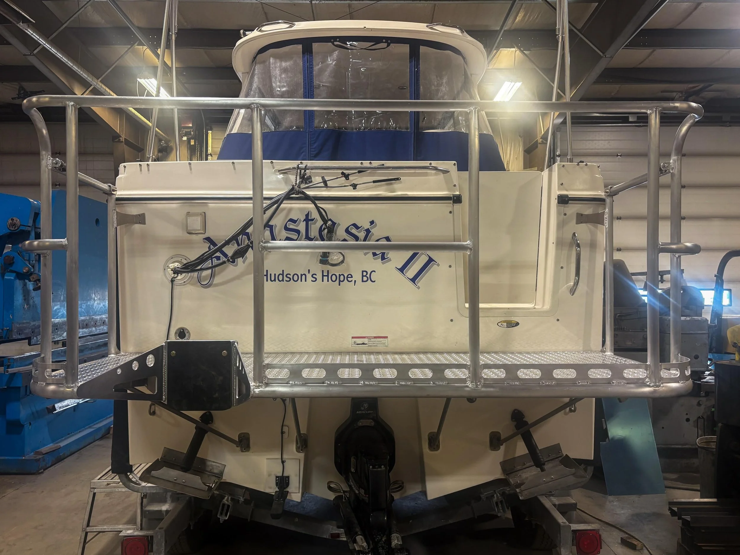 Finished up this custom aluminum swim platform and rail setup for this boat

📍Fort St.John
#custom #fabricating #welding #aluminum #forming