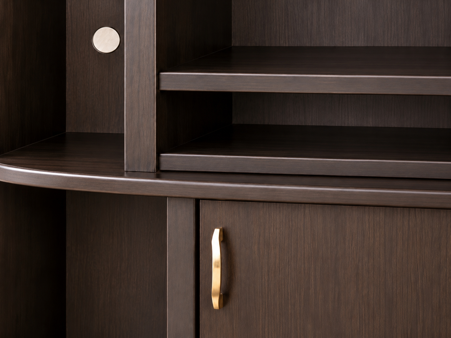 Detalle de Mueble de Madera Oscura.png