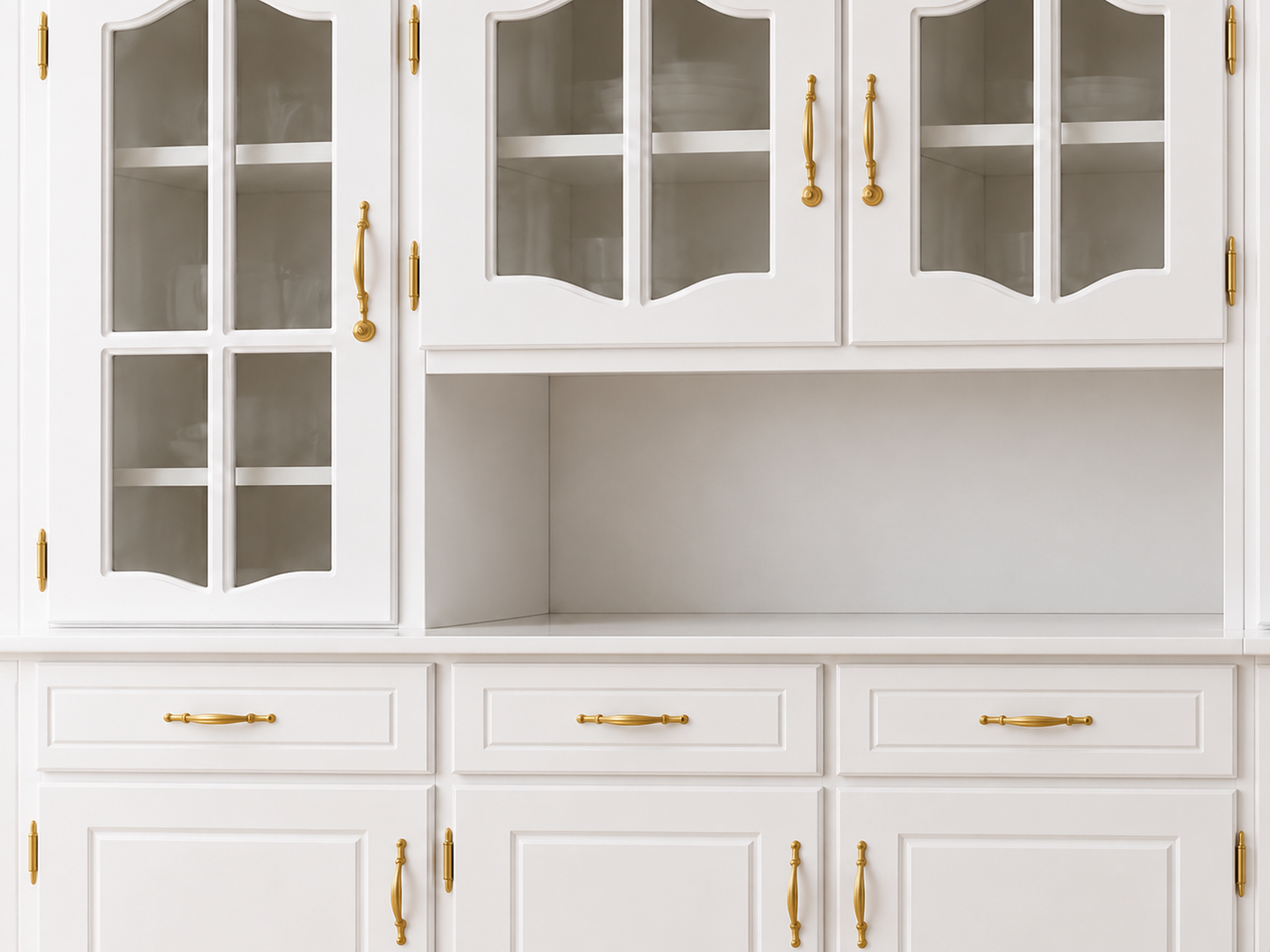 Vitrina blanca con herrajes dorados.png