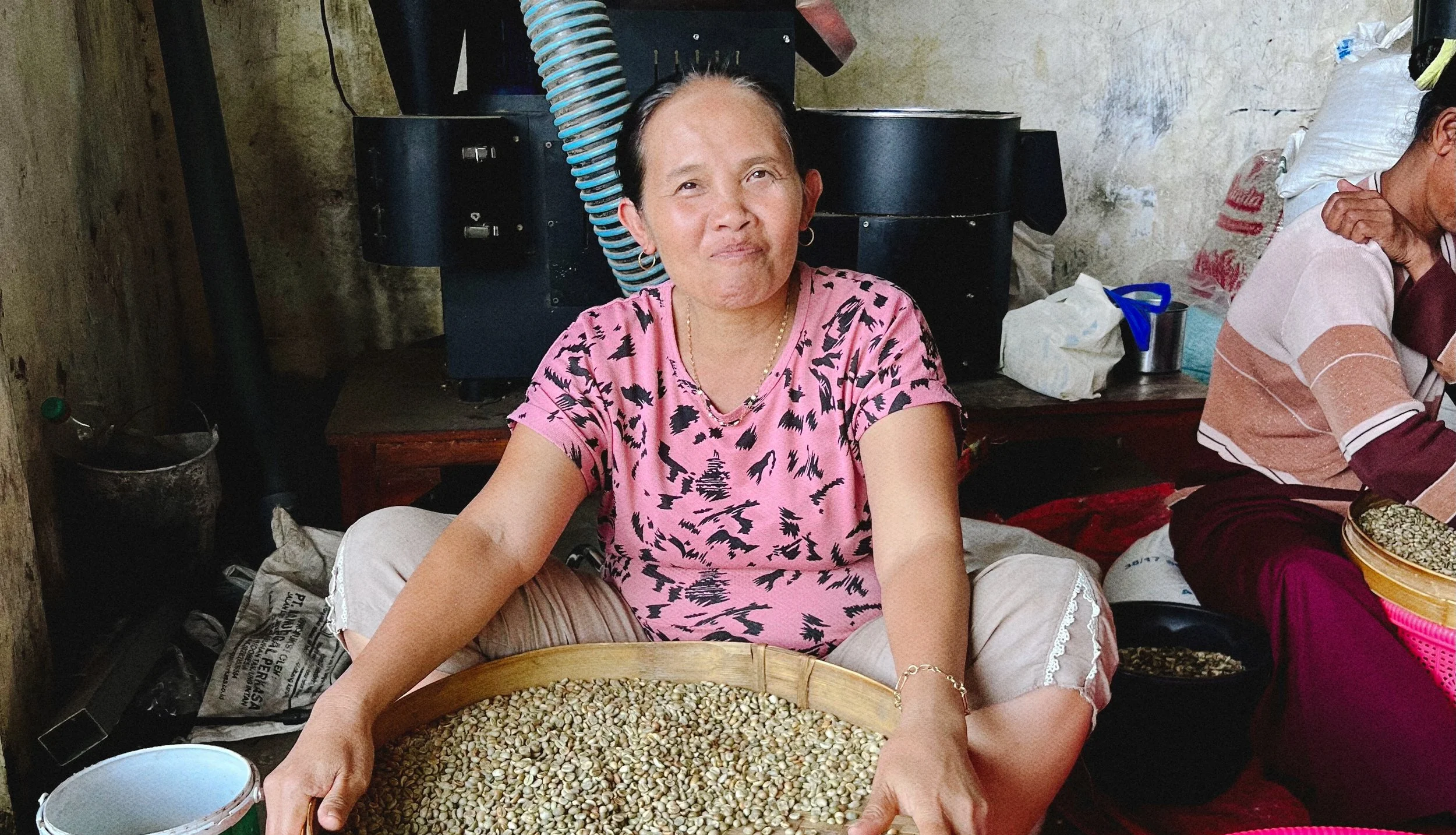 ibu hand sorting coffee