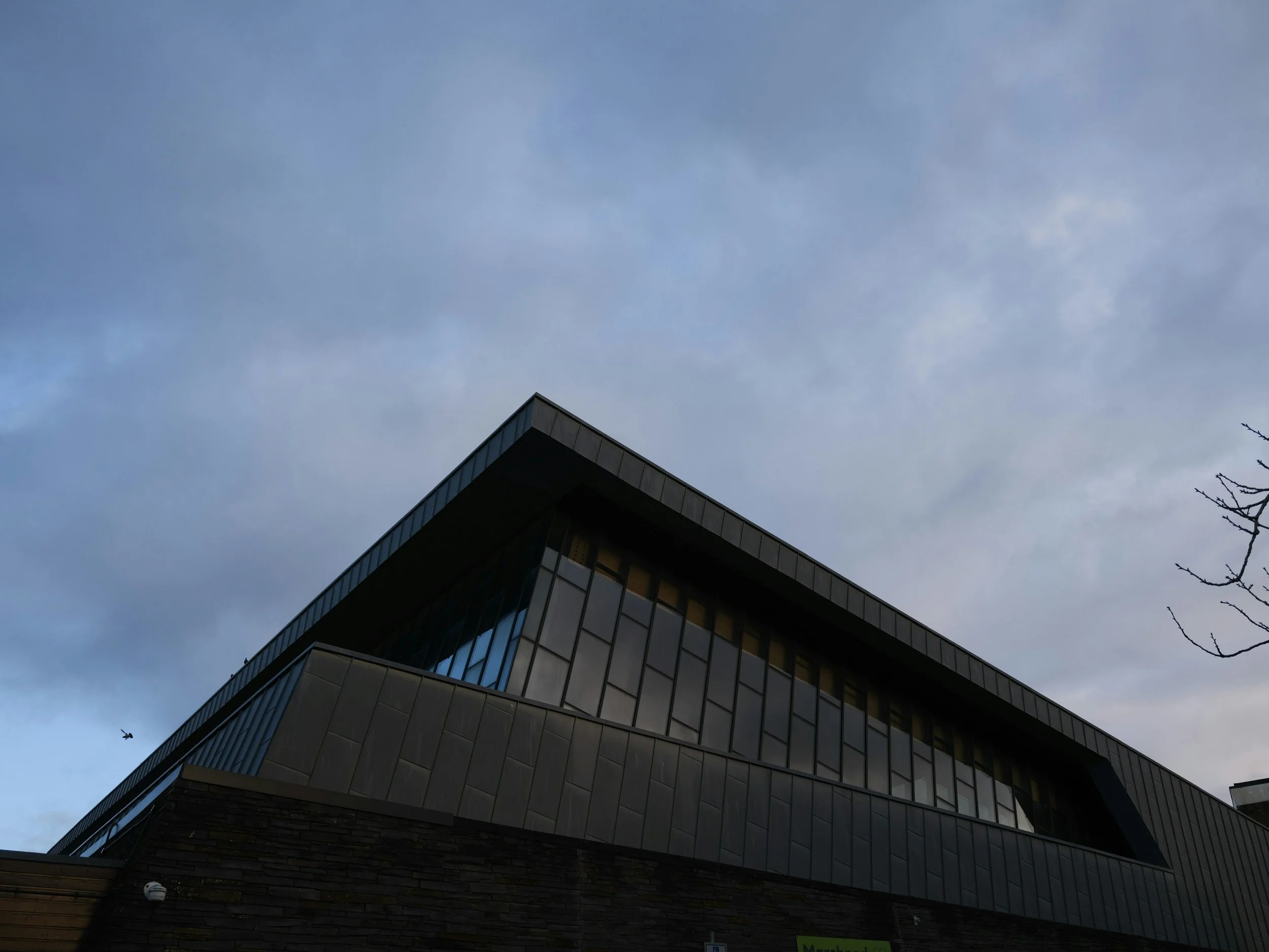 Modernes Bürogebäude der secuvo Talent Architecture – Sinnbild für Struktur und Präzision.