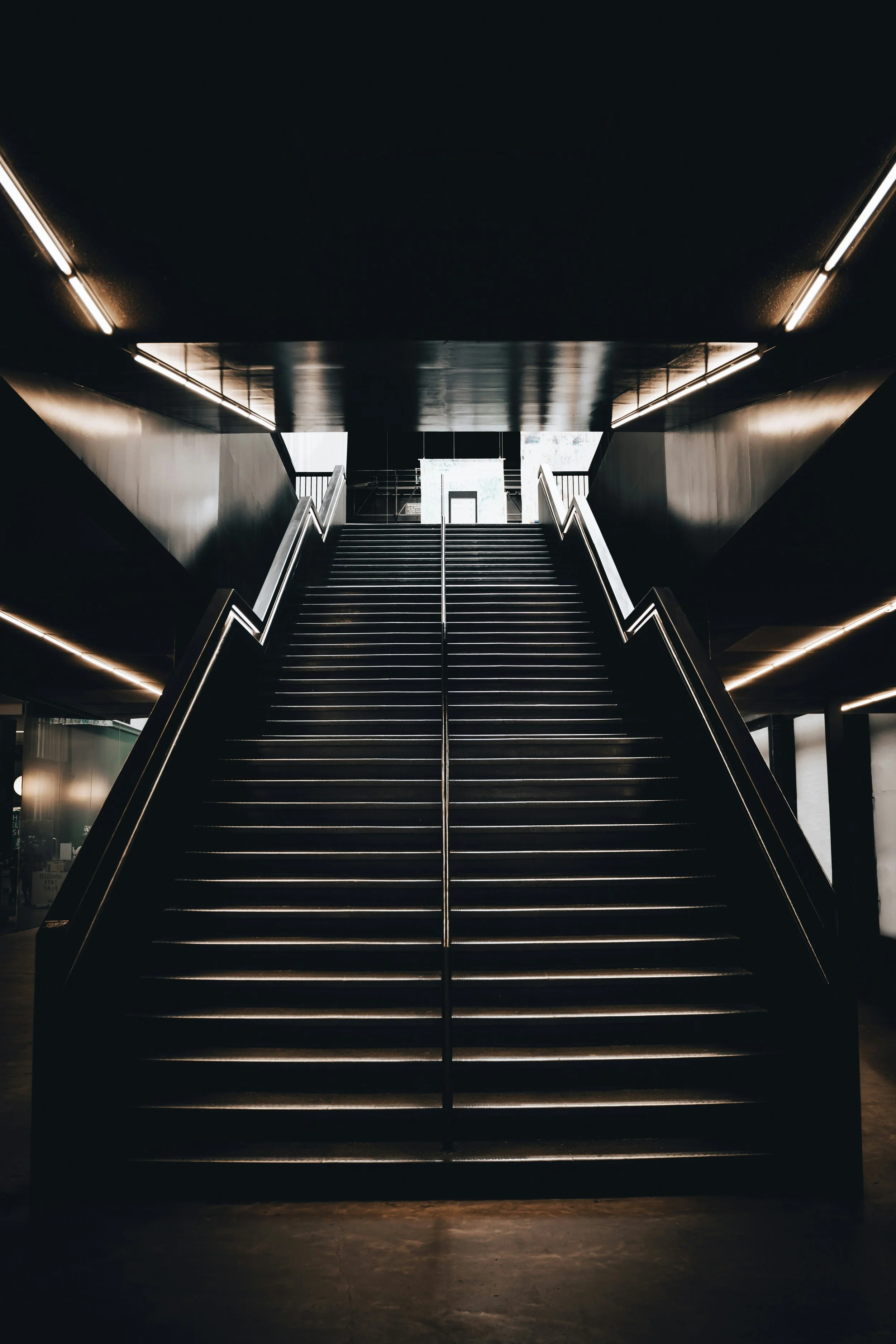 Aufgang in einem modernen Business-Komplex – secuvo begleitet Karrieren von Fach- und Führungskräften nach oben