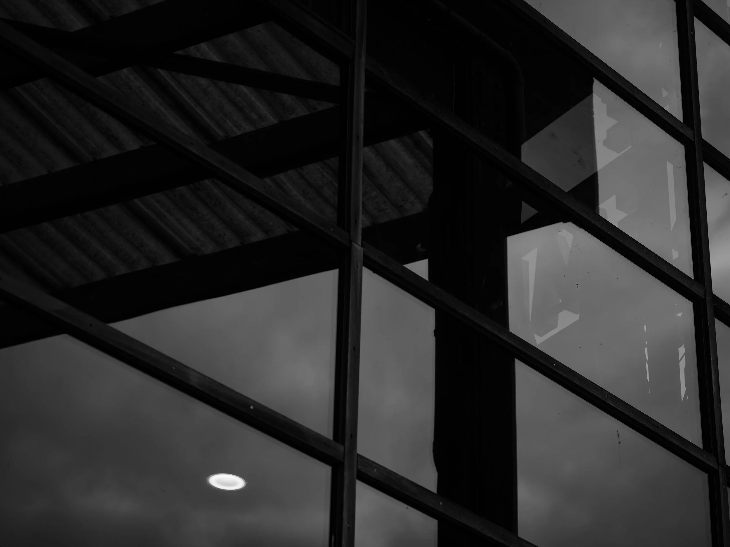 Glasfassade eines modernen Architektur-Büros, repräsentativ für den transparenten Deep Vetting Prozess von secuvo.