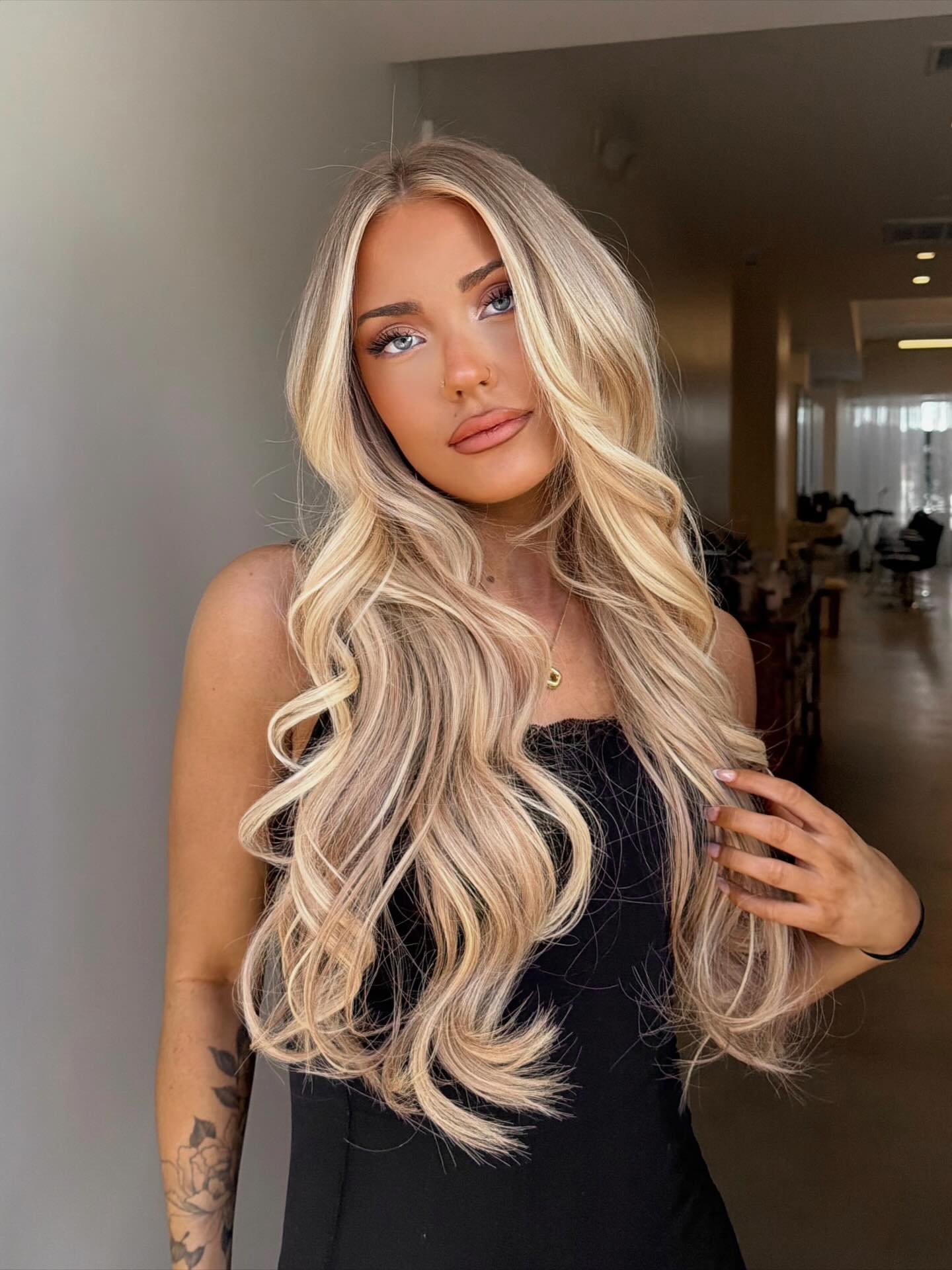 serving you nothing but this Barbie face card &amp; the SIGNATURE @lineonehair HYBRID INSTALL method 🪽⚡️🫦

SWIPE FOR THE FULL PROCESS &mdash;> On Camera Blonde + 24&rdquo; @lineonehair  Genius Weft in shades 34 + 35 &amp; Individuals in Shades 3