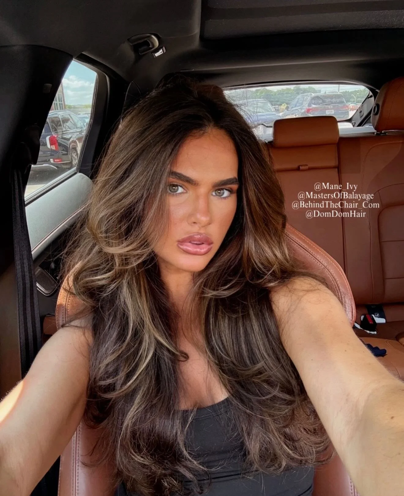 She doesn&rsquo;t follow trends. She becomes the reference photo @thebrycewilson 📌

Swipe for the @mastersofbalayage formula Drop 👀 &mdash;-> Keeping it classic &amp; chic with a minimalist foil placement &amp; tone on tone hair color + Contour 