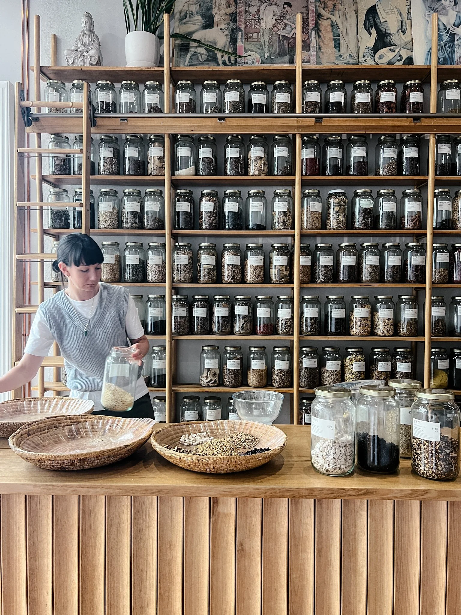 Preparing a customised Chinese herbal formula from raw herbs.
