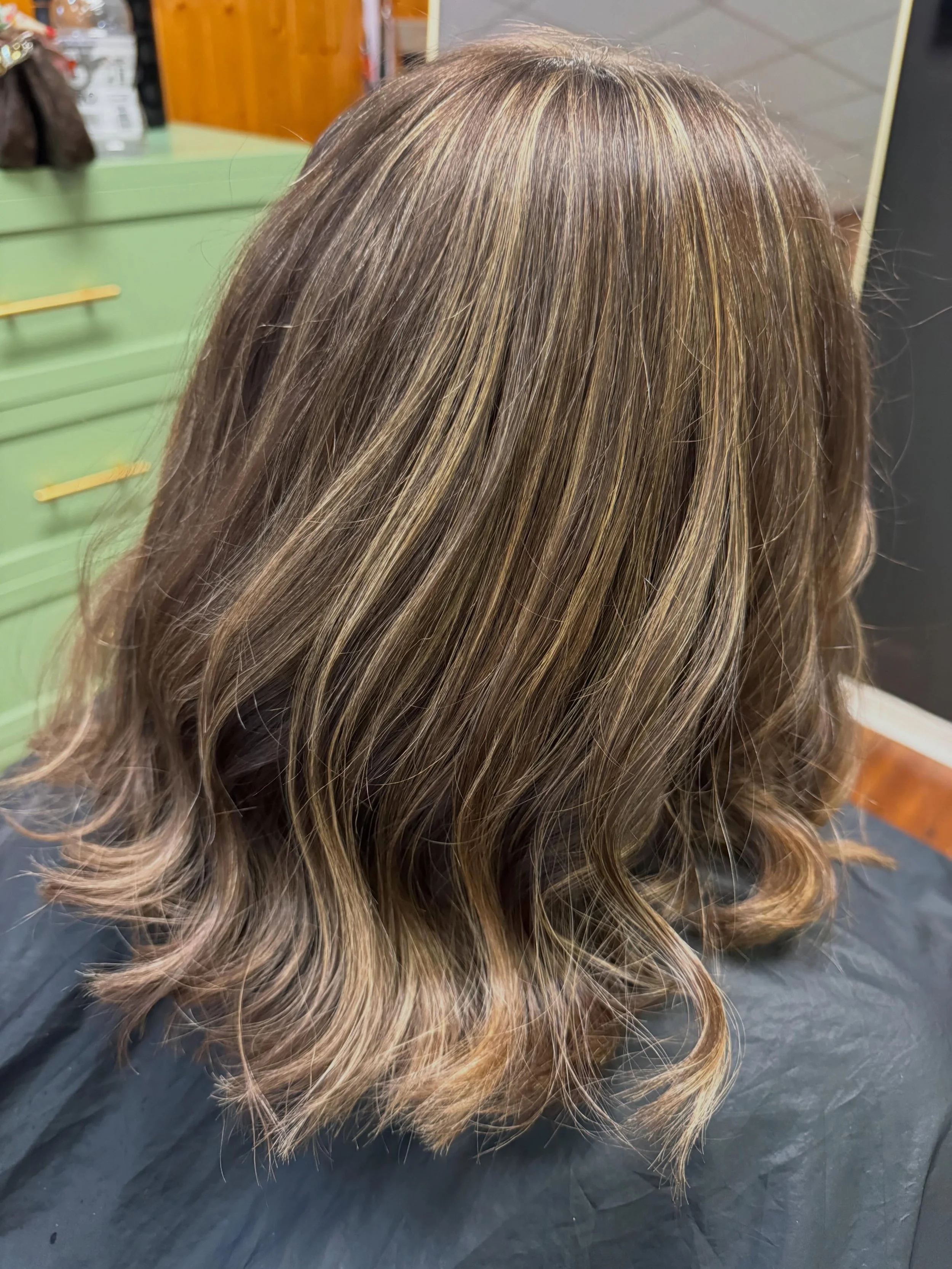 ☀️ Summer hair, refreshed.

A fresh haircut, strategically placed highlights, and a custom gloss gave her the perfect amount of brightness while keeping everything soft, dimensional, and low maintenance.

Healthy hair always wins. 🤎

#HairByGinaO #S