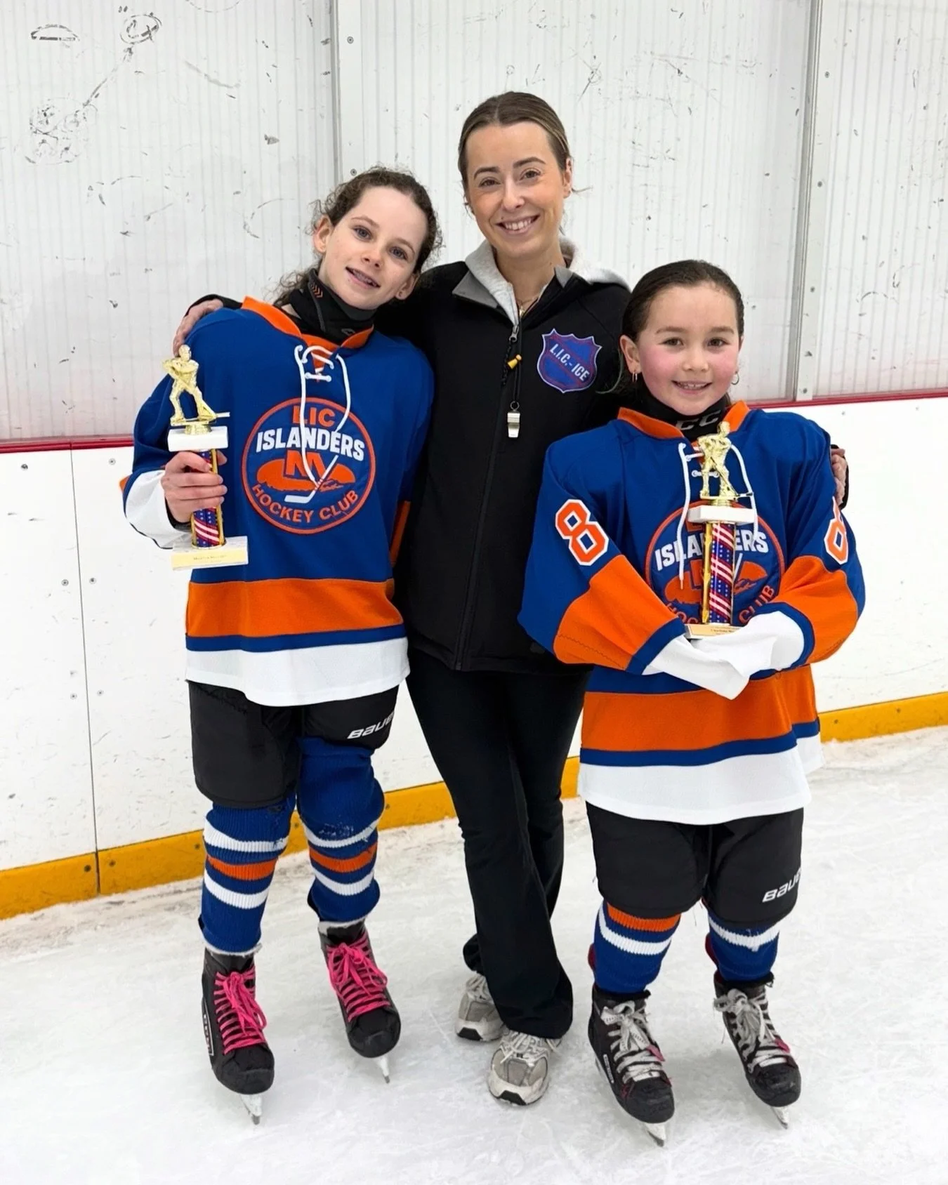 Coach Juliette mentoring our LIC Islander Girls 💪🏻💪🏻💪🏻#lic_ice #girlshockey #hockey4kids #girlpower