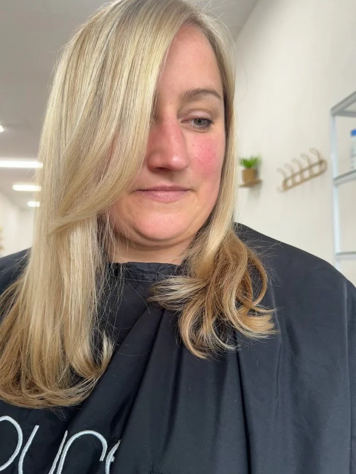 SWIPE TO SEE THE BEFORE 🙈🙌

It had been a hot minute between colour appointments, so we gave this hair a refresh ✨ 

A soft tidy-up with a 1/2 head of foils to bring everything back to life. blending out regrowth, brightening through the lengths, a