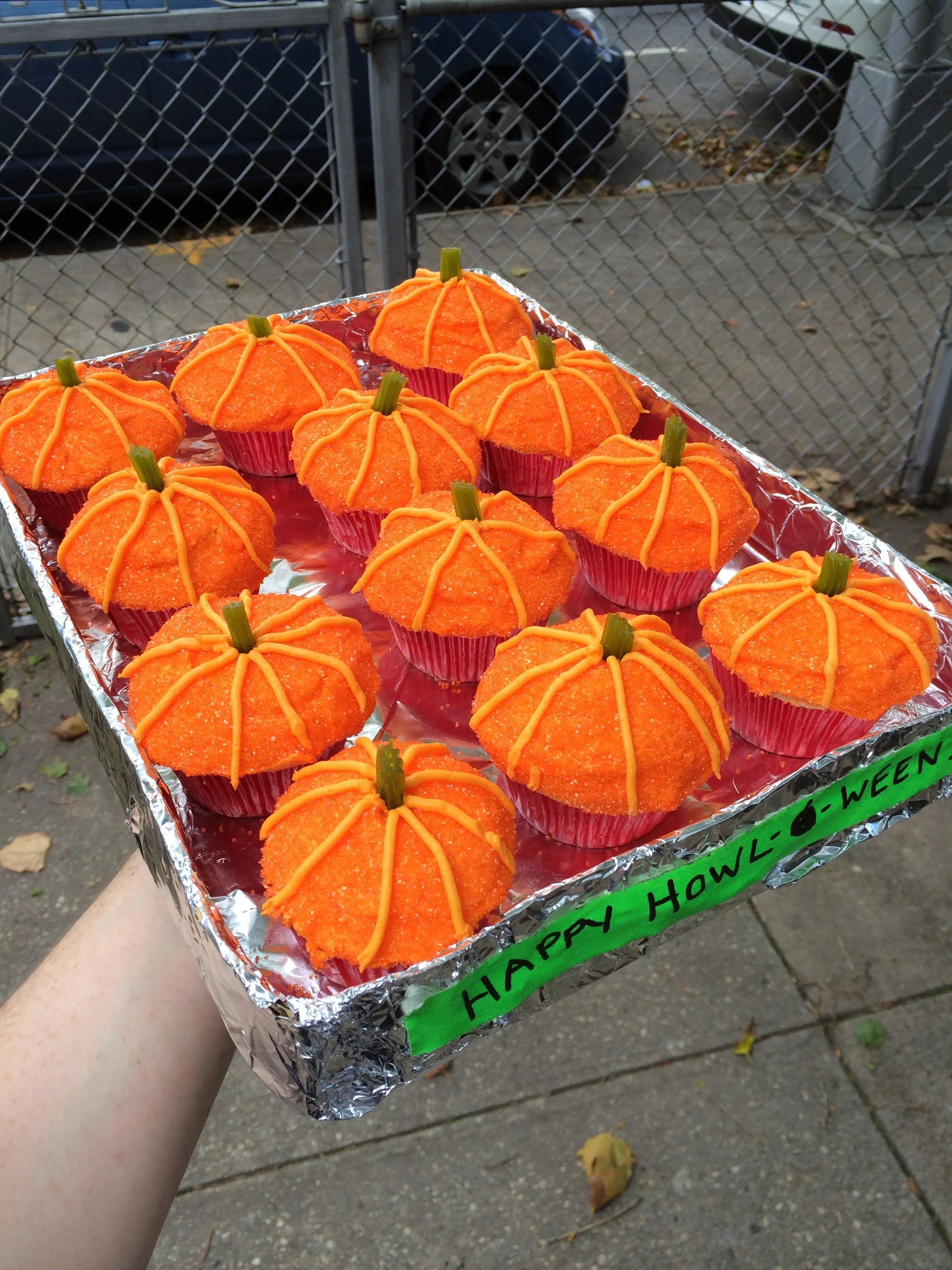halloween-partry-food-pumpkin-cupcakes.jpg