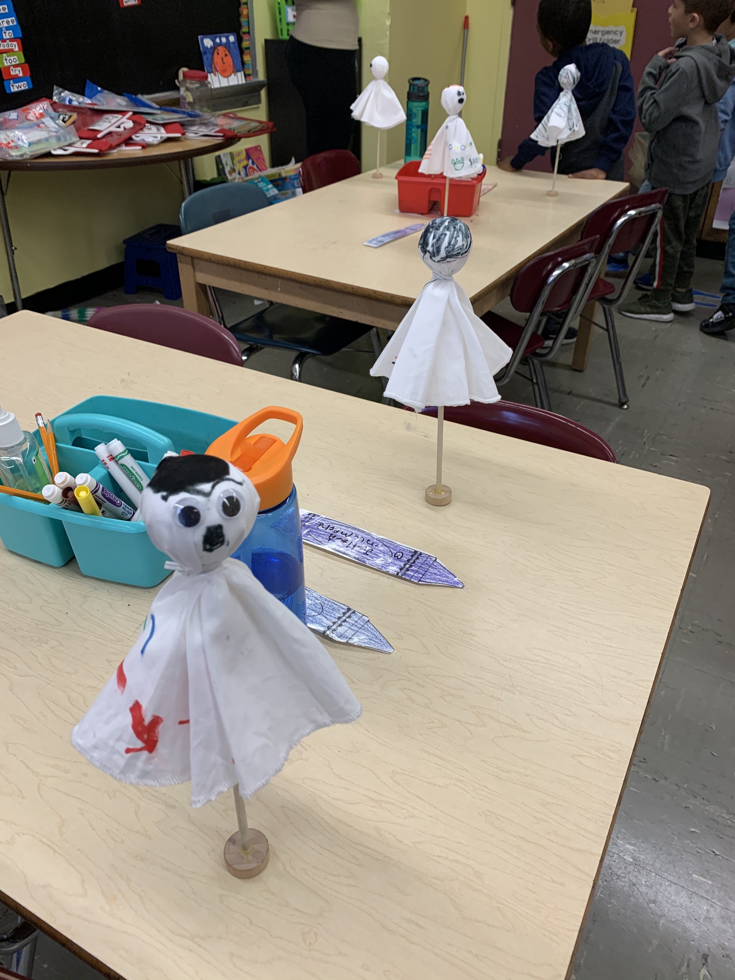 school-projects-ghost-puppet-decorate-halloween-3.JPG
