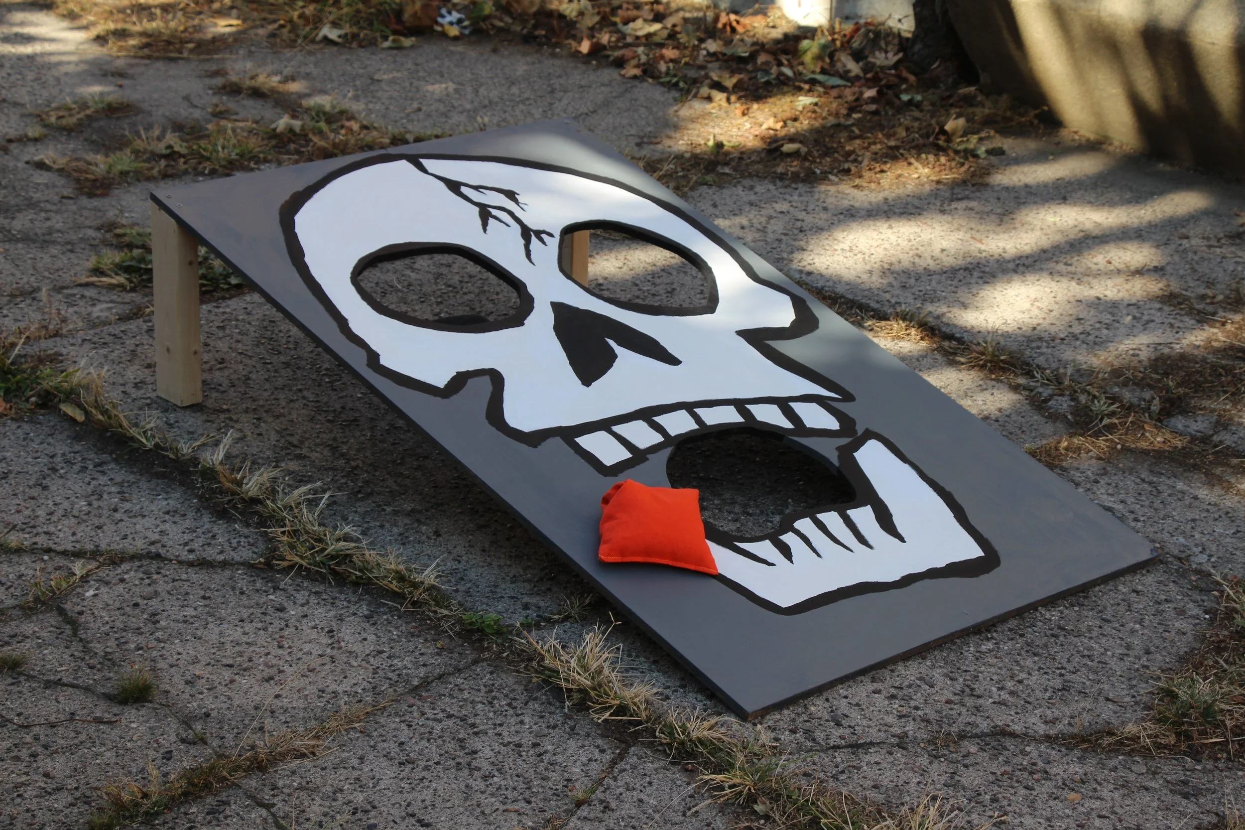 halloween-party-games-skull-cornhole.jpg