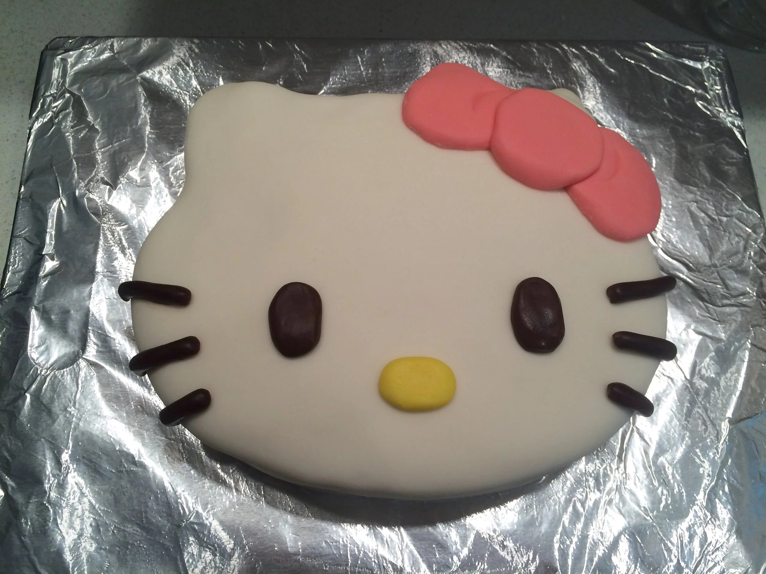 hello-kitty-cake-mmf-marshmallow-fondant.jpg