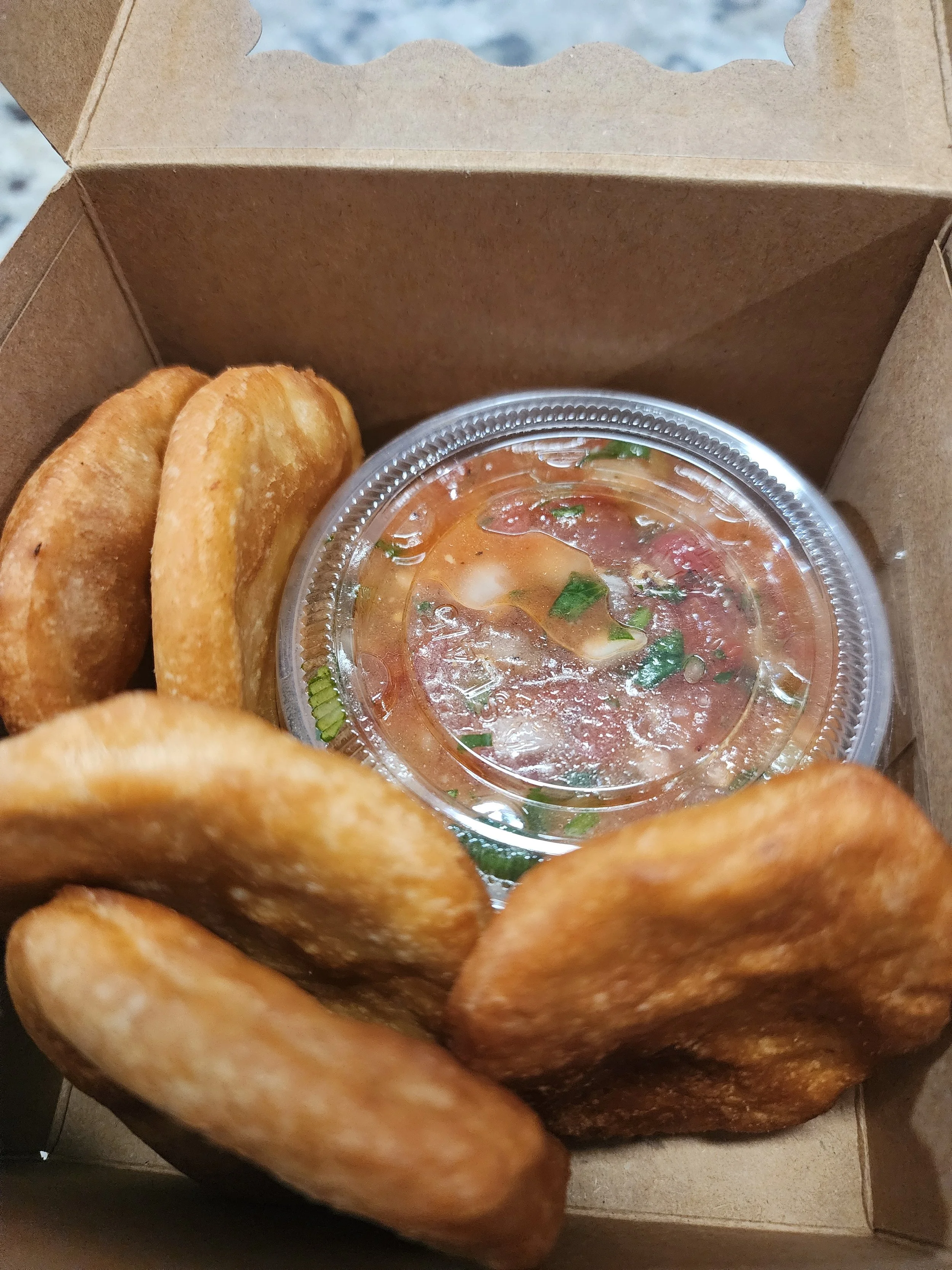 sopaipillas con pebre 2.jpg
