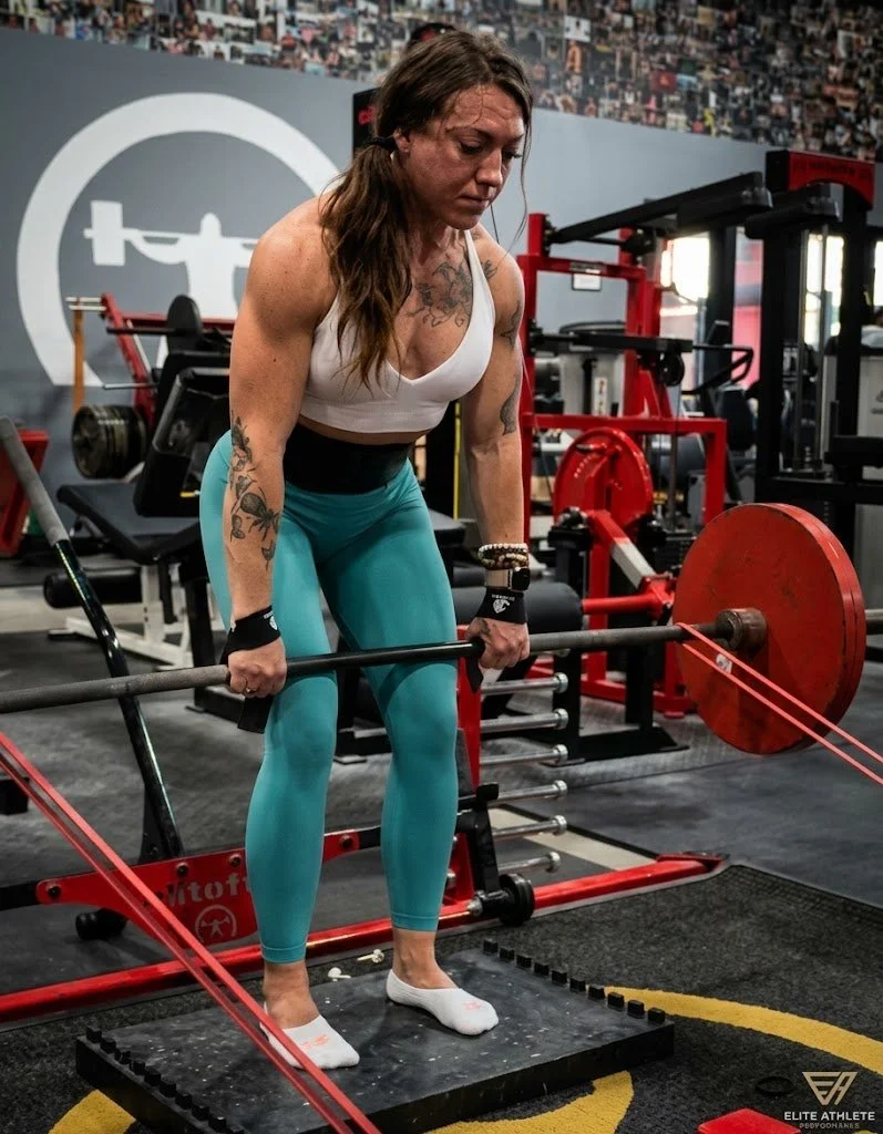 Amber Shields performing a heavy deadlift