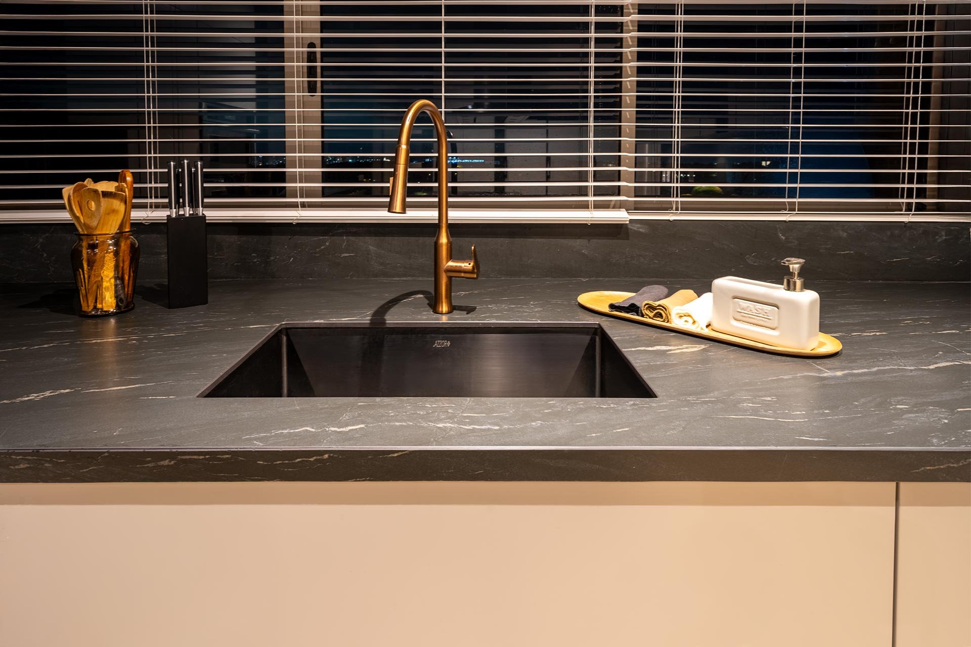 Casa Caujaral-Lungomare-Mesón e isla-Gramarston® Belvedere Black-18-gramar (1).jpg