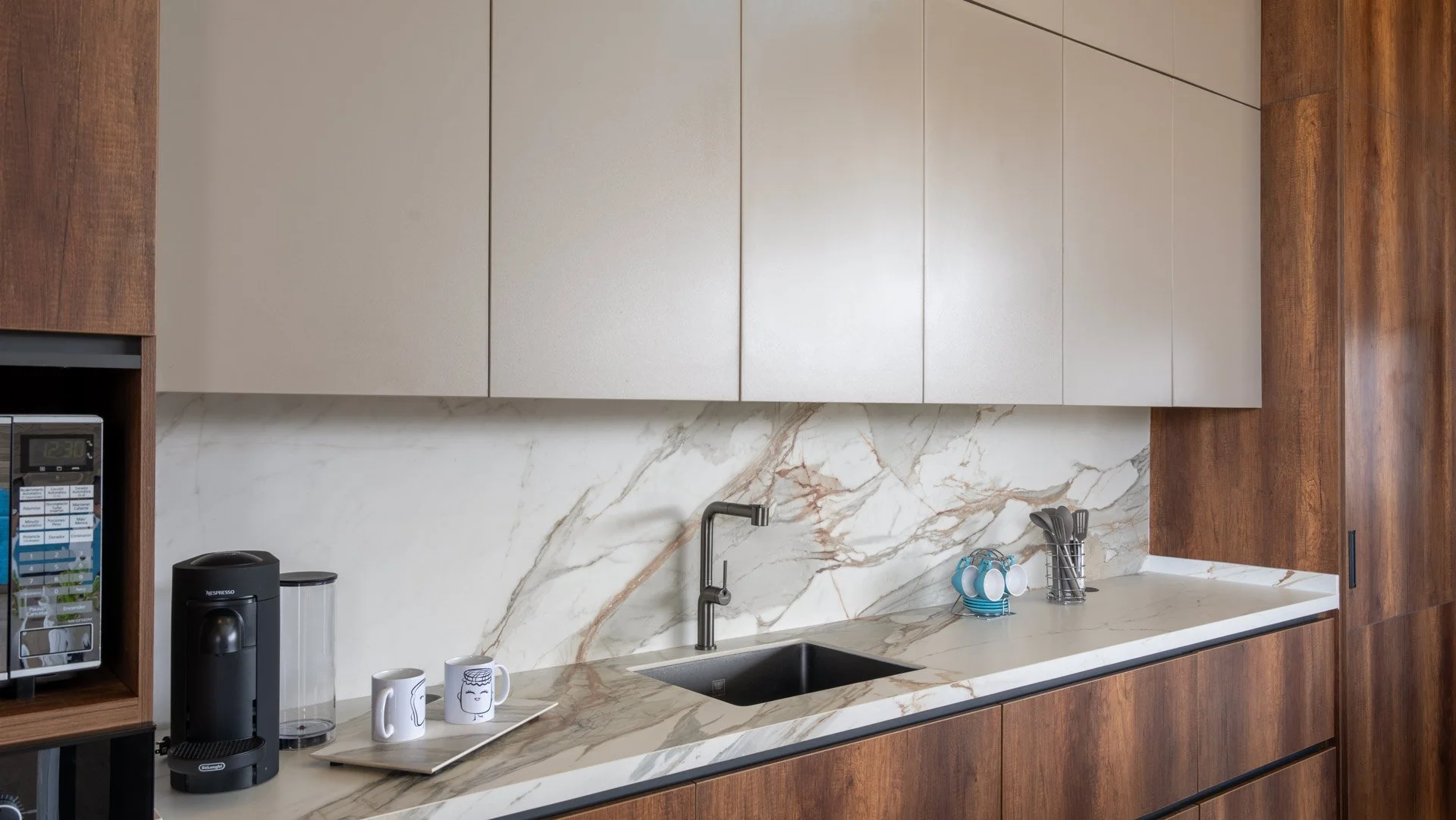 Casa Toscana-Mesón y salpicadero-Gramarston® Calacatta Macchia Vecchia-09.jpg