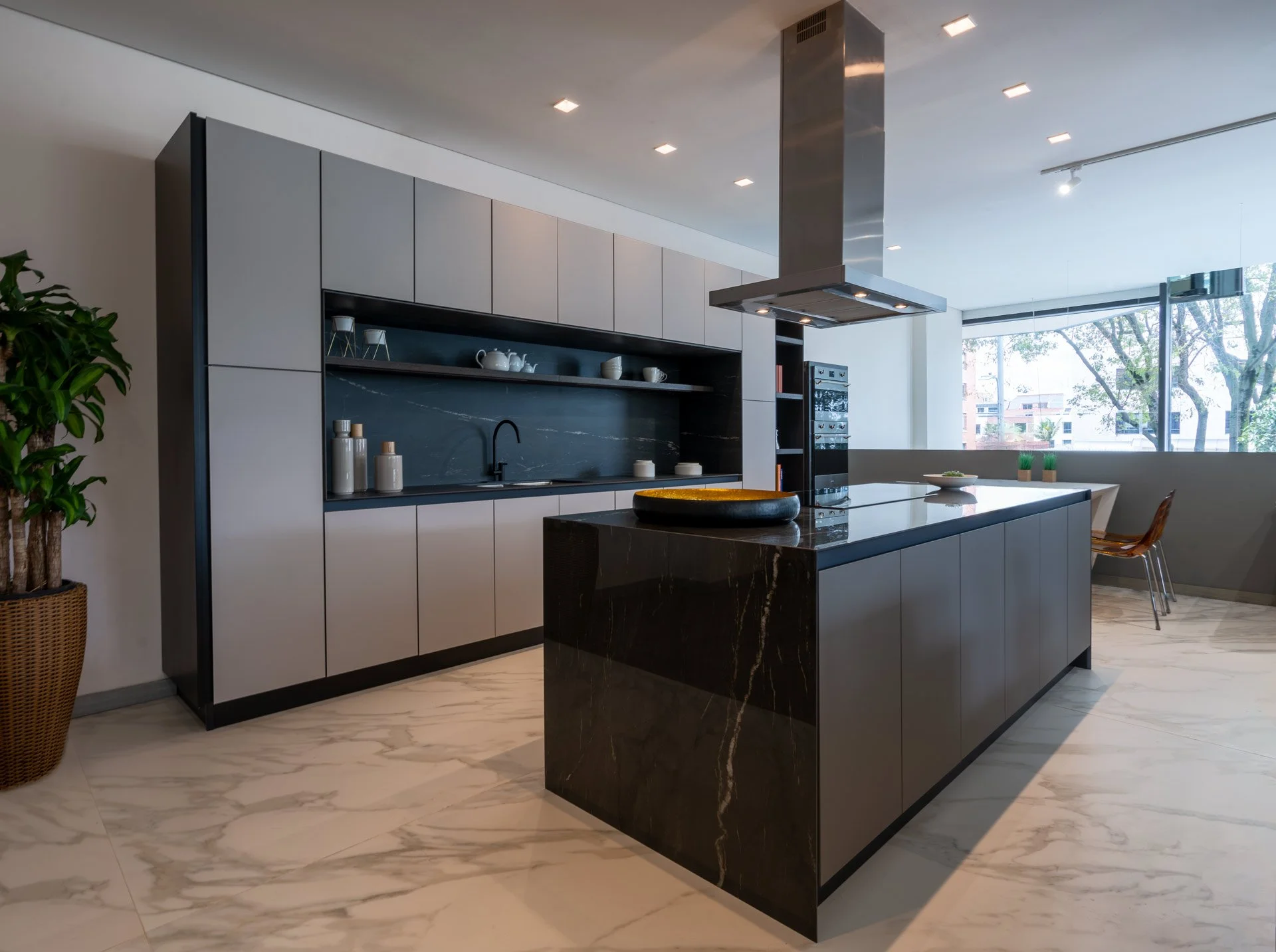 Isla Belvedere Black Brillado- Piso Ducal Gold Mate.jpg