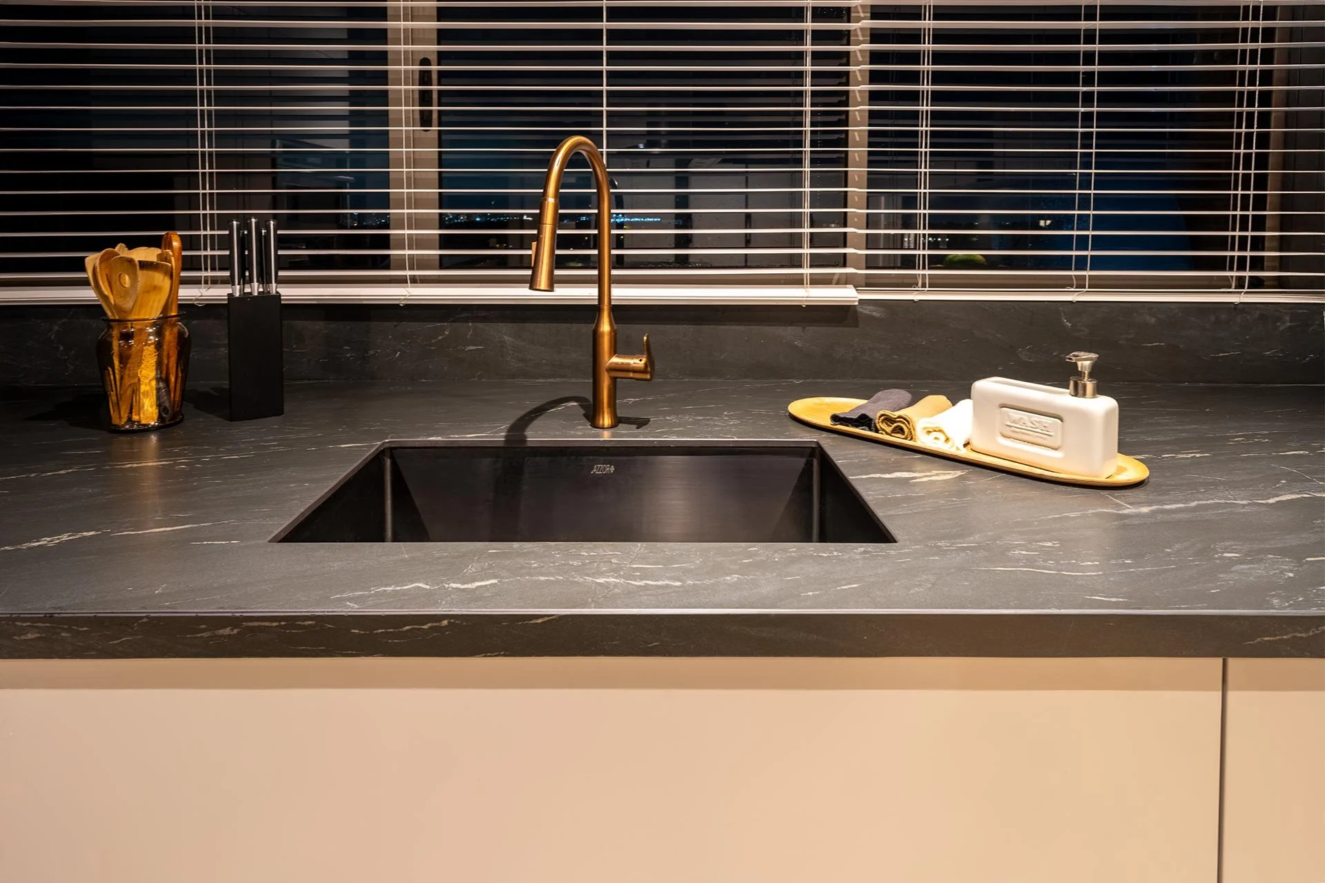 Casa Caujaral-Lungomare-Mesón e isla-Gramarston® Belvedere Black-18-gramar.jpg