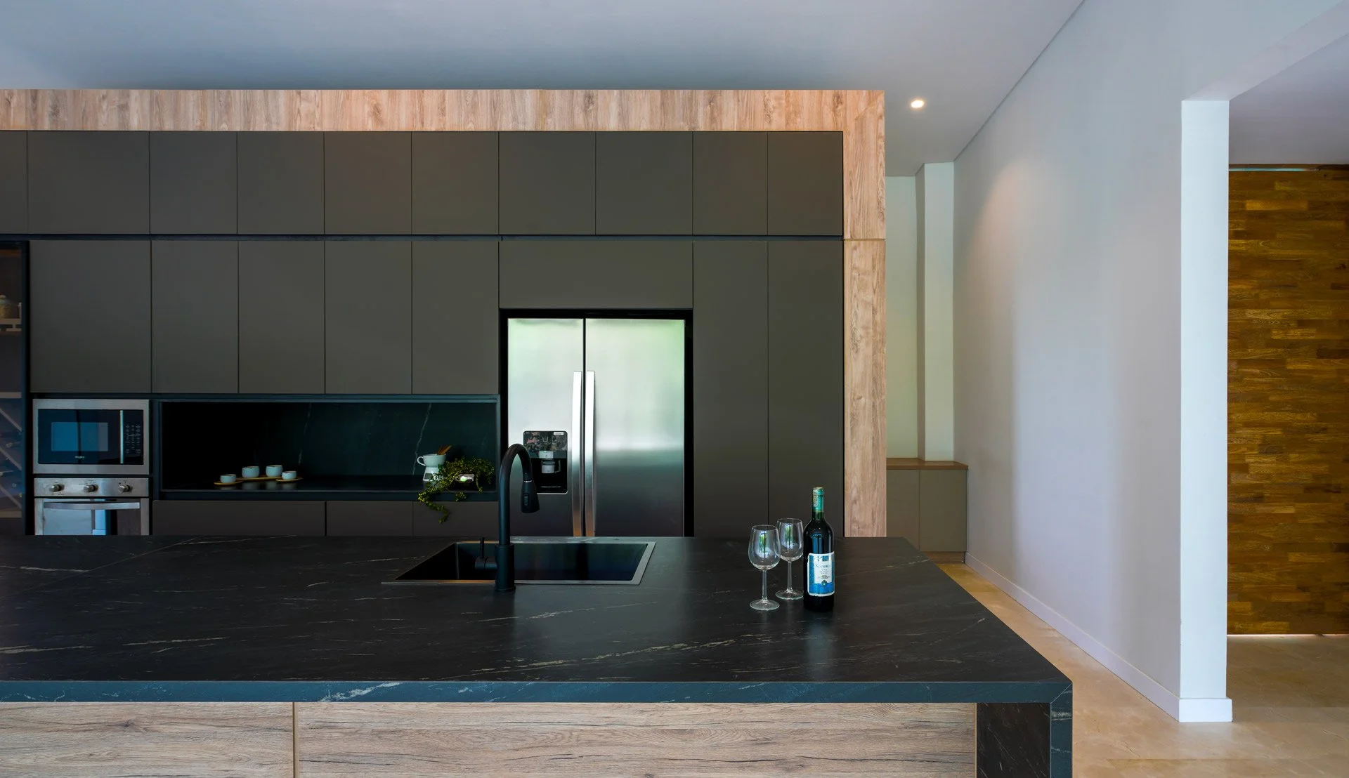 Casa Tierra Quimbaya C9-Mesón e Isla-Belvedere Black by Ascale-04.jpg